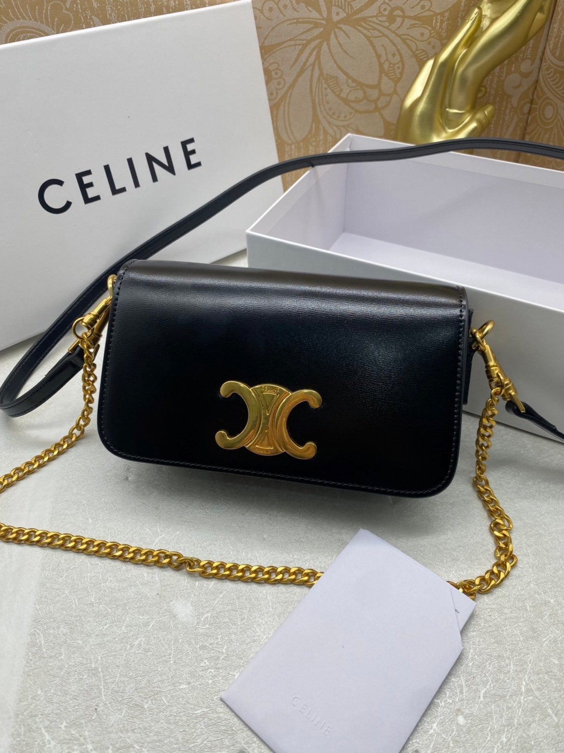 20cm CELINE SHOULDER BAG TRAPEZE IN SHINY CALFSKIN / CELINE POCHETTE BAG / CELINE TRIOMPHE BAG small รุ่นใหม่ล่าสุด ไม่มีไม่ได้เลยกับไอเท็มสุดคลาสสิค กระเป๋าสะพาย ทรงพอชสวยอยู่ทรง ดูดี ดูแพง สายถอดได้ ใช้งานสะดวก