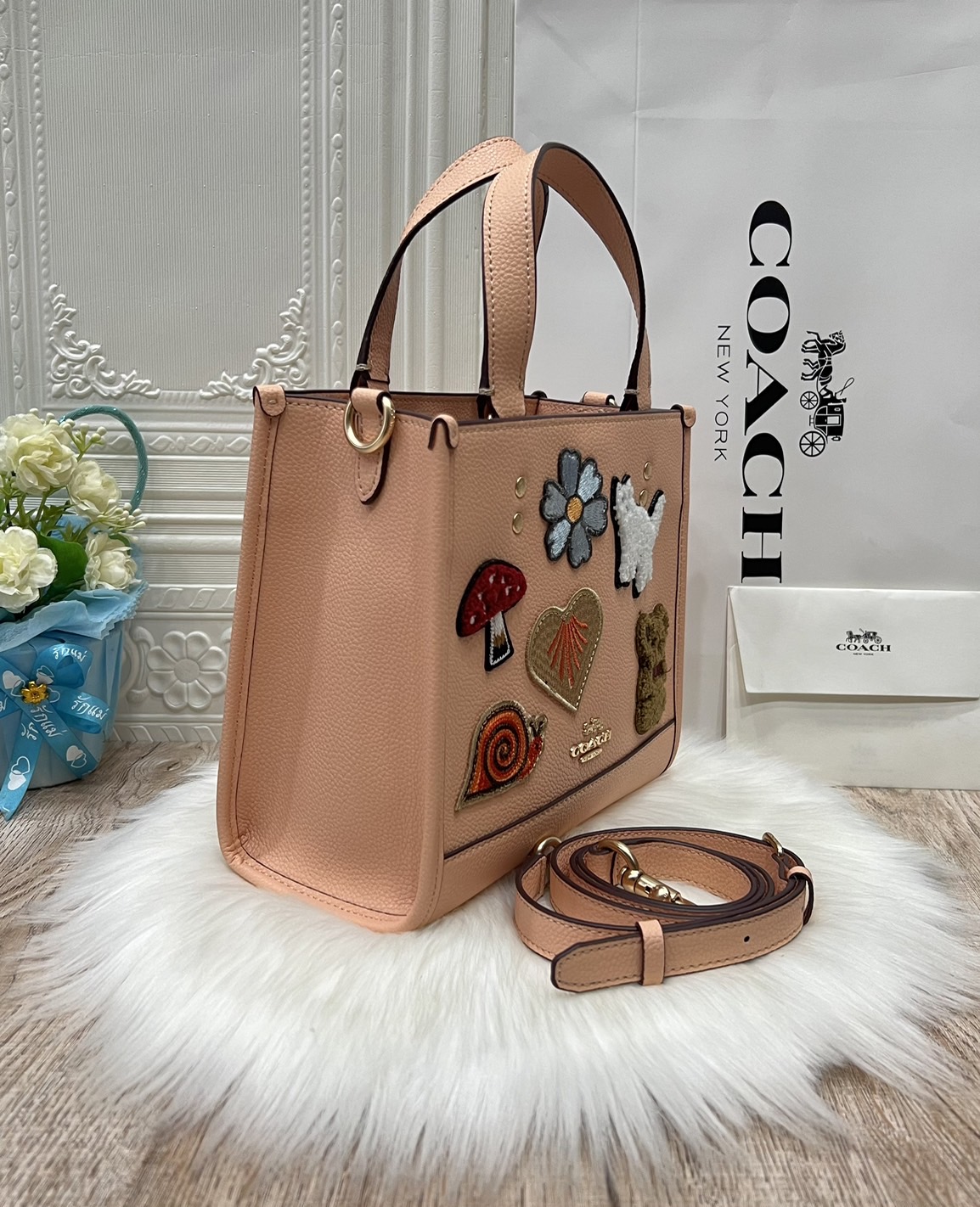 Coach Dempsey Tote 22 With Creature Patches CC421 คอลเลคชั่นใหม่ กระเป๋าทรงโท้ท ขนาดน่ารักน่าใช้มากๆ ดีไซน์น้องหมีจิ้มลิ้มดึงดูดสายตามากๆ ฟังก์ชั่นการใช้งานสะดวก มีทั้งสายคล้องในตัว และสายครอสบอดี้ ภายในกระเป๋าเป็นช่องโล่ง ใส่ของสำคัญได้ครบครันไม่ต้องห่วง