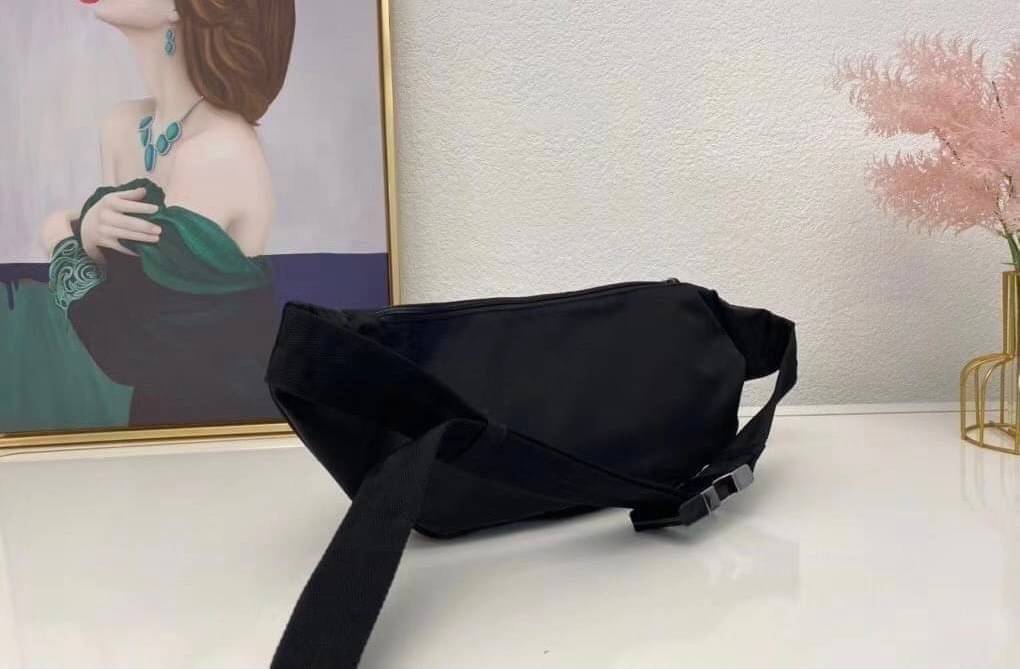 PRADA Premium gift waist bag รุ่น Hothit! กระเป๋าคาดเอว / คาดอก ใช้ได้ทั้งหญิงชาย วัสดุ nylon เรียบหรูดูแพงสไตล์แบรนด์ วัสดุ nylon เปิดปิดด้วยซิป ภายในกว้าง จุได้เยอะ สายปรับได้ ขนาดกำลังดี สะพายคล่องตัวค่ะ ที่สำคัญสะพาย แล้วดูดีมากก Don't miss! .