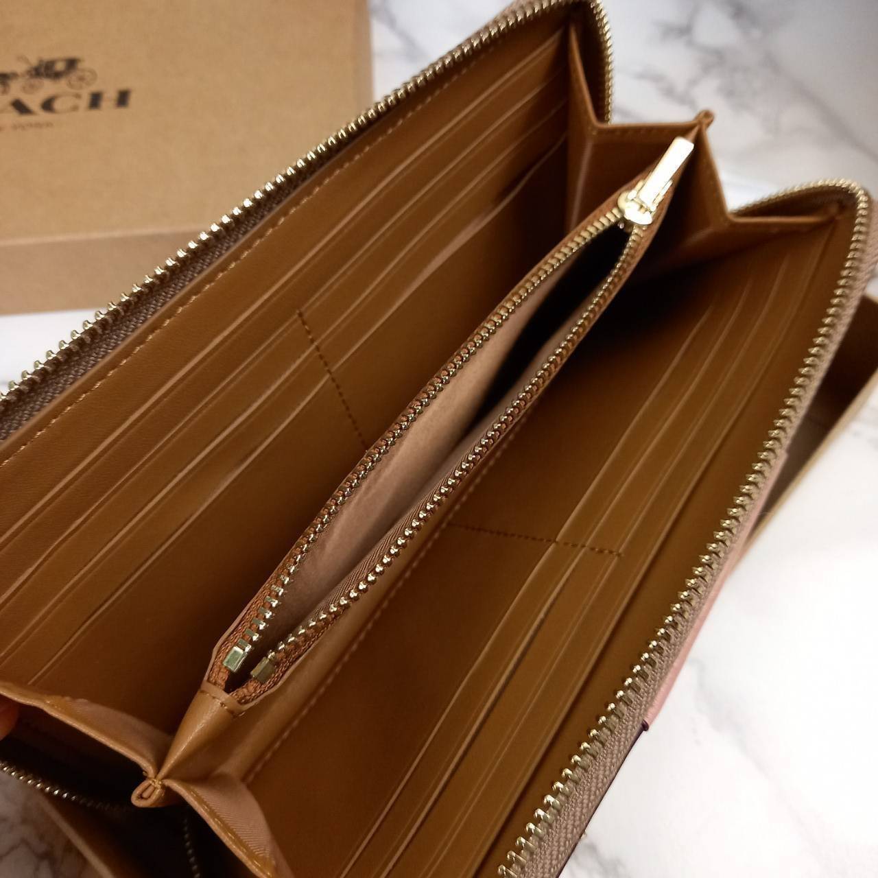 มาเท่าไหรก็ไม่เคยพอจริงๆ มีความต้องการกันถึงขีดสุด❣️😘>>COACH ACCORDION ZIP WALLET IN COLORBLOCK SIGNATURE CANVAS (COACH 31546)🍁กระเป๋าสตางค์ใบยาว ซิปรอบ //วัสดุหนังแคนวาสสลับหนังแท้ ดีไซน์สวย โดดเด่นลงตัวเป็นที่สุด ด้านในมีช่อ