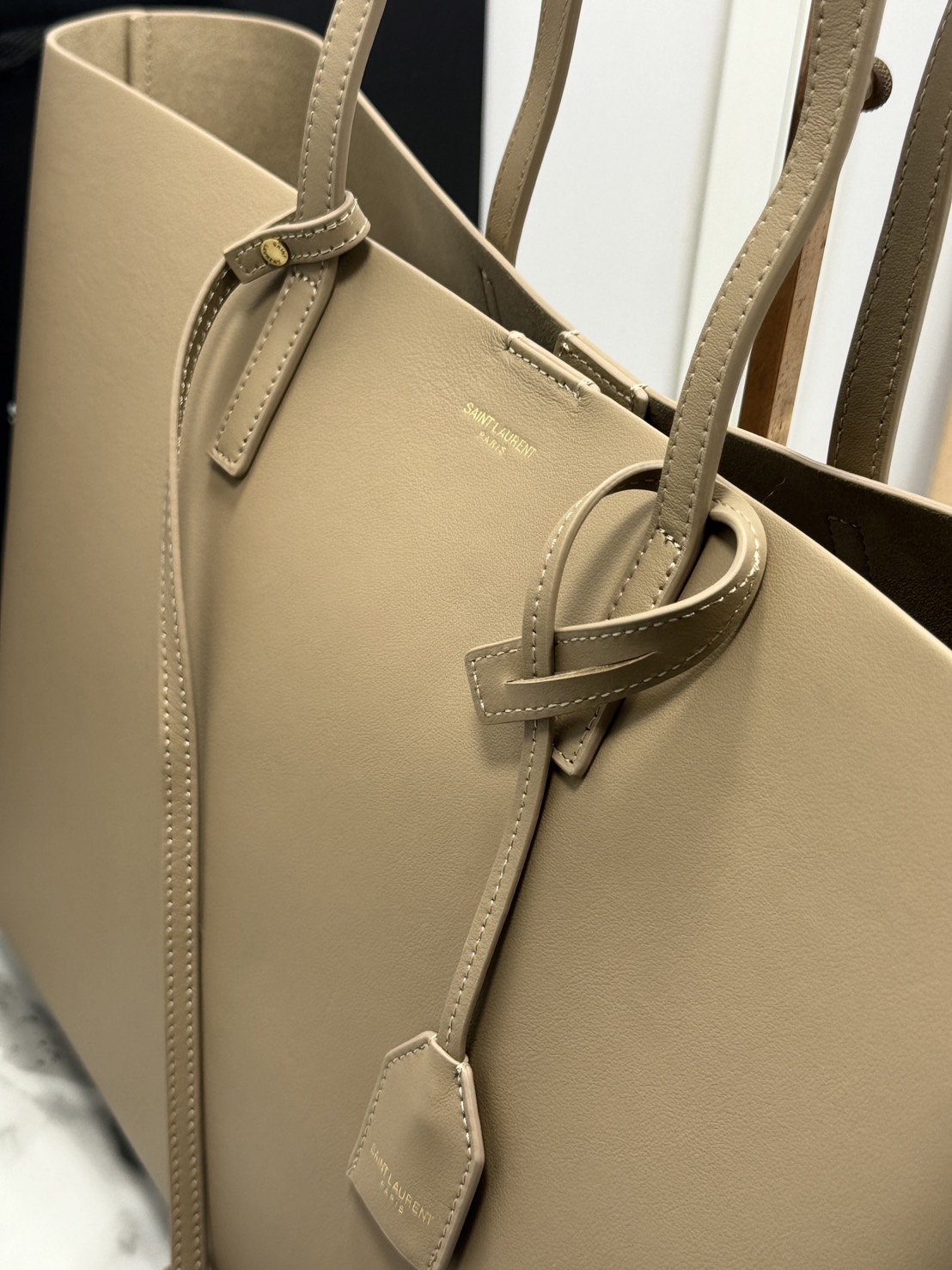 YSL Shopping Large Tote Bag กระเป๋าทรงโท้ทใบใหญ่หนังแท้ ภายในโล่งกว้าง จุของได้เยอะ เรียบหรูทรงสวย ดีไซน์ออกมาให้ใช้งานได้ทุกลุค ทุกโอกาส สวยคมชัดทุกสี