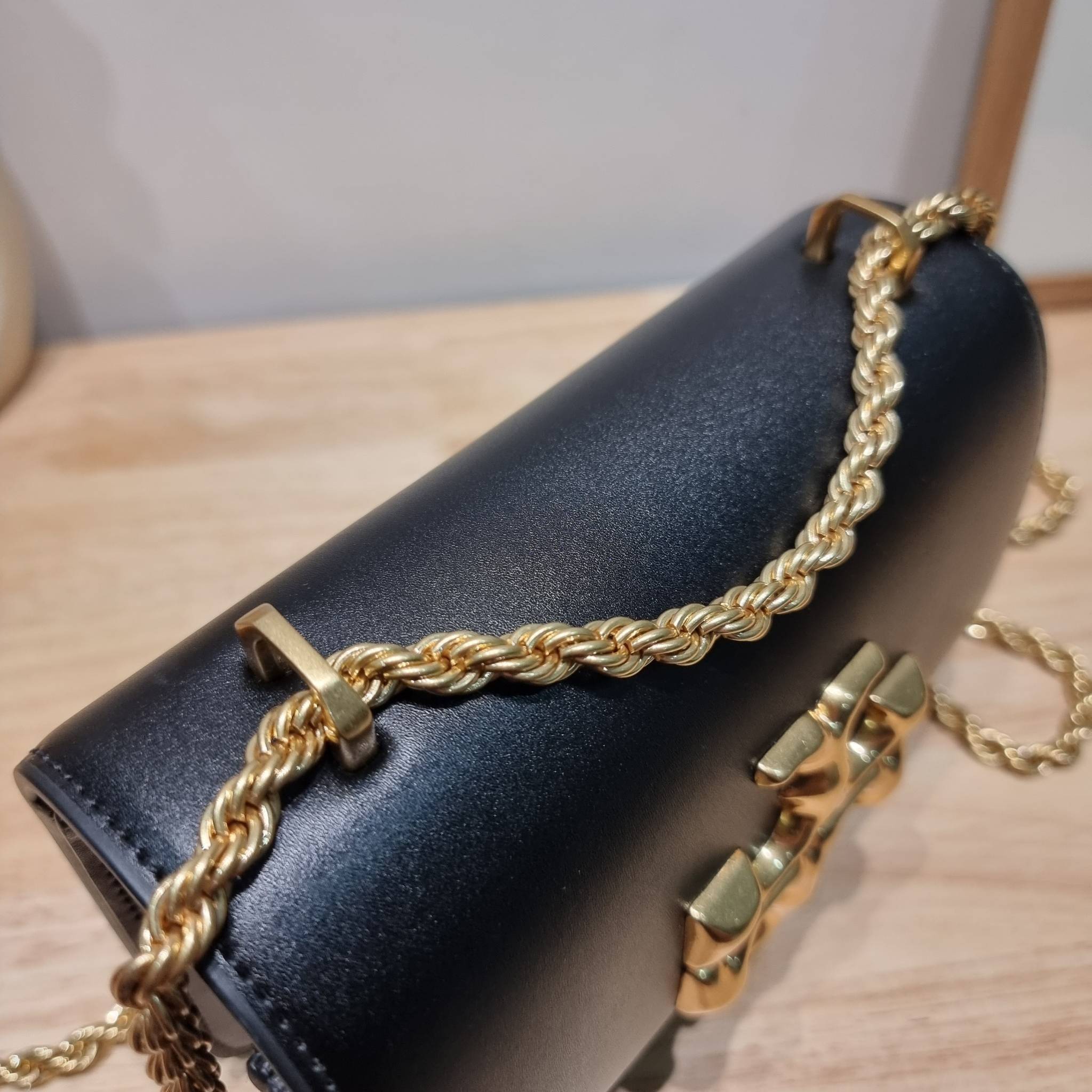 Tory Burch Bag / TORY BURCH ELEANOR SMALL CONVERTIBLE SHOULDER BAG ฮอตไอเท็ม รุ่นนี้ขายดีขายหมด สวยหรู คุณหนู ผู้ดี!! หายากมากแล้วน้า กระเป๋าสะพายข้าง ดีไซน์อยู่ทรง ขนาดกำลังสะดวกใช้ เปิด-ปิดด้วยแถบแม่เหล็ก ภายในแบ่งสัดส่วนได้เป็นอย่างดี