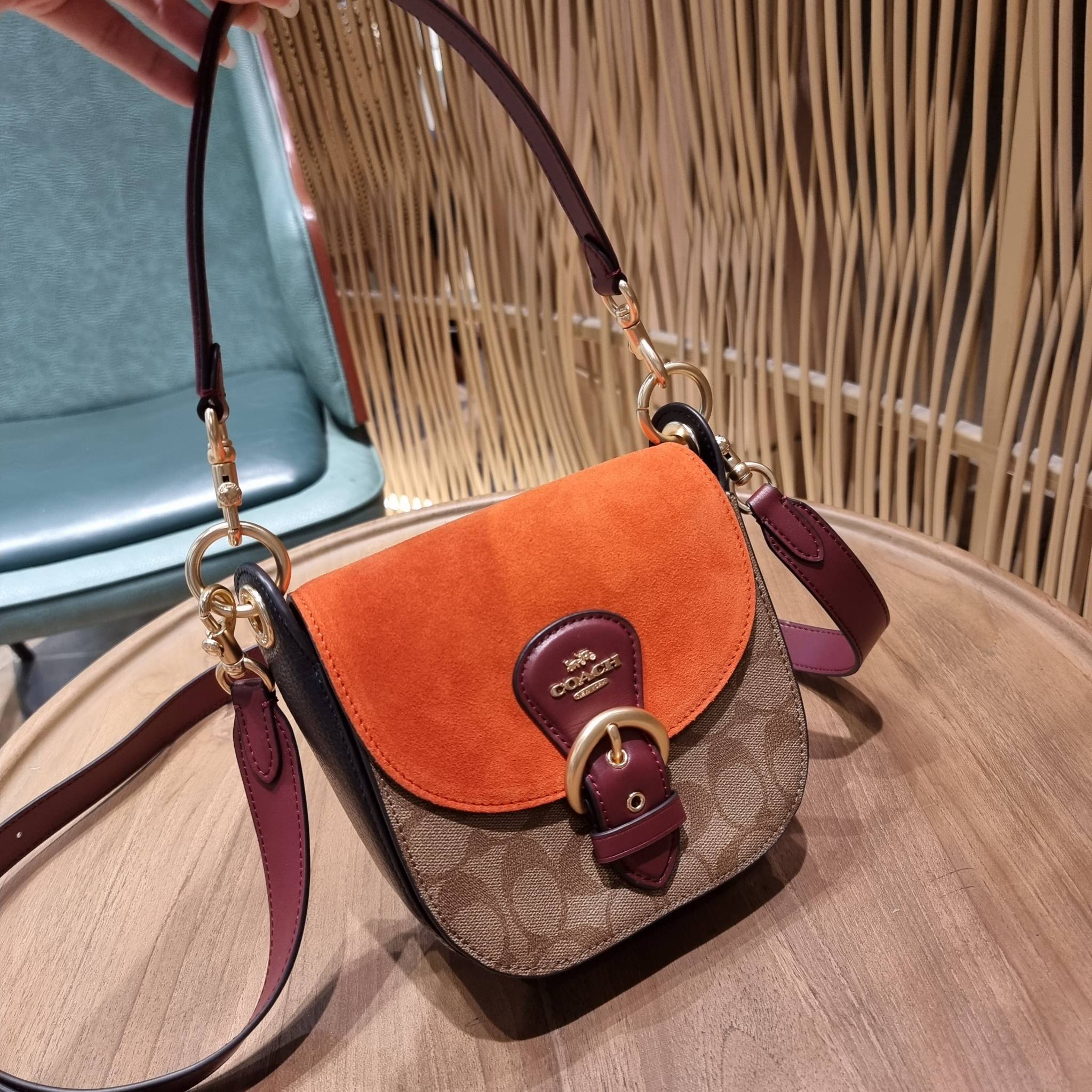 COACH C5691 KLEO SHOULDER BAG 17 IN SIGNATURE CANVAS ใหม่สุด!! สวยหรูไม่มีใครเกิน!! กระเป๋าสะพายสวยครบสูตร แค่เห็นก็ปิ๊ง!!วัสดุหนังแคนวาสสลับหนังแท้ ลงตัวที่หนึ่ง เปิด-ปิดด้วยสายคาดแม่เหล็กในตัว โดดเด่นมากๆ ภายในเป็นช่องโล่ง มีสายสะพายมาให้ถึง 2 แบบ สายคล