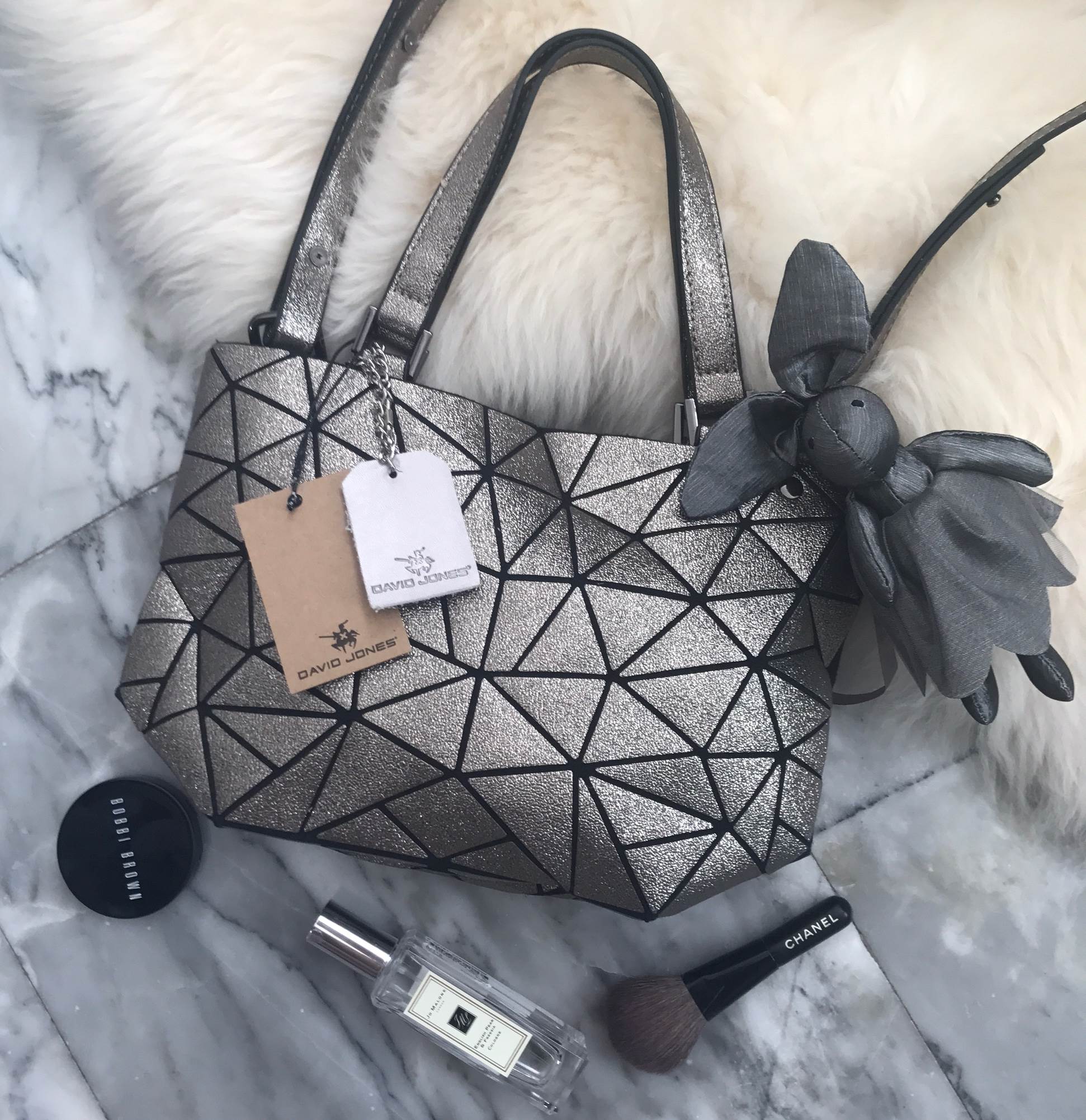 ห้ามพลาดเลยน๊า size Mini !!! น่ารักมากกค๊า ✨✨✨ มาใหม่ สี Limited edition 🌈🌈 ✨สี Silver Glitter ✨ใบจริงสวย เลิศมากๆ ค่า รับประกันเลย กระเป๋าทรงสุดฮิตจากแบรนด์ David Jones ใบนี้ มาพร้อมกับน้องกระต่ายสีเข้า 