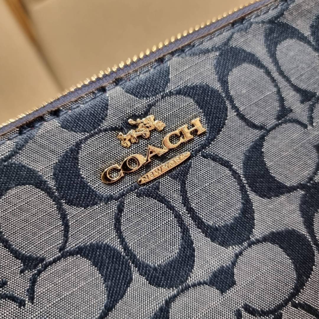 COACH 36674 TOP HANDLE POUCH IN SIGNATURE JACQUARD กระเป๋าทรงพอช ยอดฮิต ยกขึ้นแท่น ด้วยดีไซน์ที่ออกมาให้ใช้งานได้ง่าย ขนาดกำลังเหมาะ วัสดุหนังแคนวาสทนทาน ดีไปหมดขนาดนี้!! คุณลูกค้าถึงสั่งกันรัวๆจริงๆ ภายในโล่งกว้าง ใส่โทรศัพท์ได้ทุกรุ่น มาพร้อมสายคล้องแขน