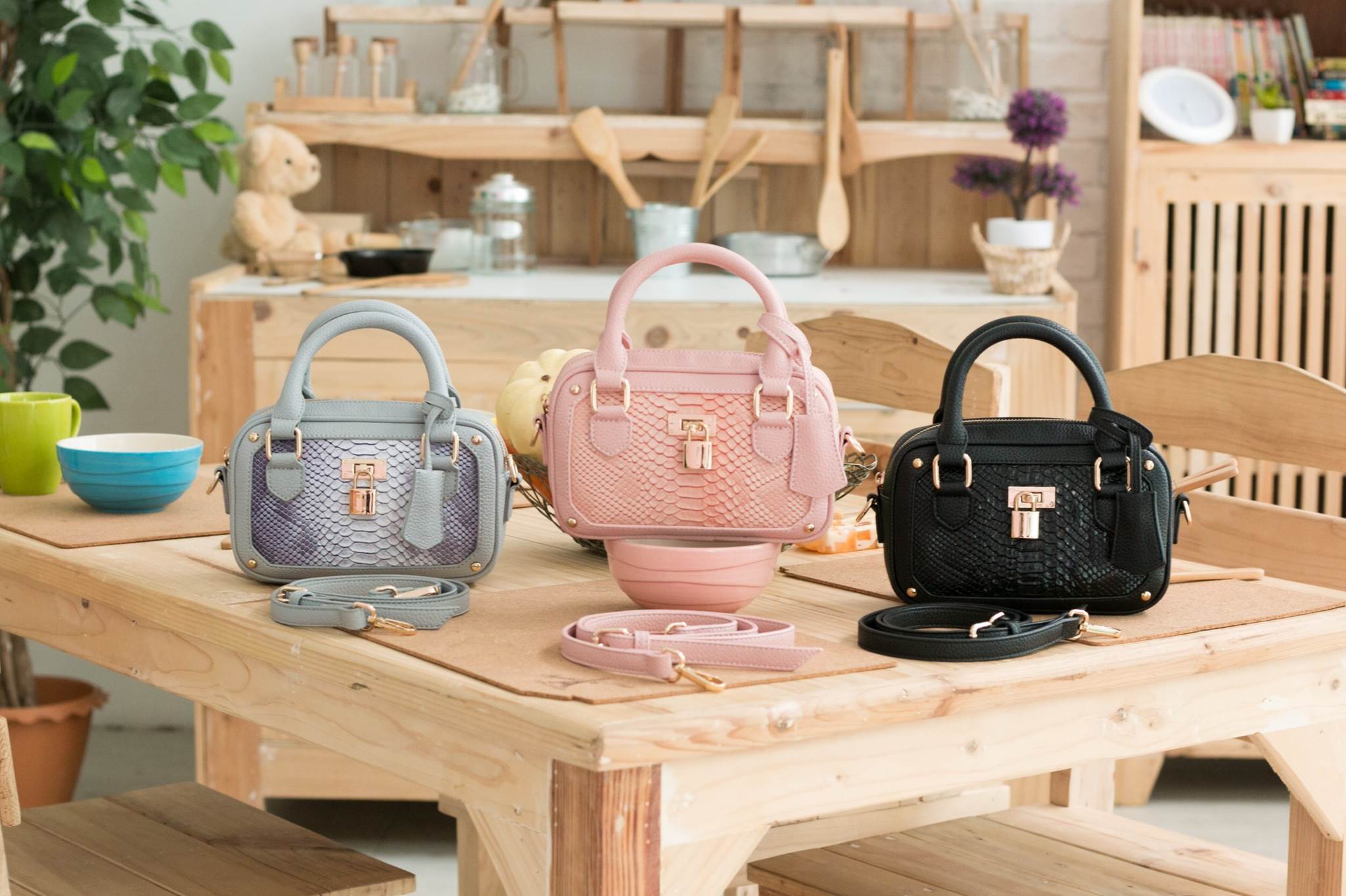 New arrival! KEEP Fancy shoulder bag กระเป๋า ถือ/ สะพาย ขนาดมินิ ตัดหน้งลายงู น่ารักมากคะ ใบนี้ ห้ามพลาดเลย การันตี ความสวย สะพายได้ทุก Look รุ่นนี้ มี 3 สี ดำ เทา ชมพู ภายใน สามารถใส่ โทรศัพท์ ได้ทุกรุ่น มีช่องแบ่งเก็บของ 2 ด้าน น้ำหนักเบา สายสะพาย ปรับไ