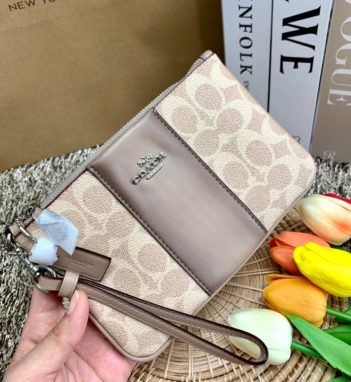 COACH SMALL WRISTLET IN COLORBLOCK SIGNATURE ((32445)) ✔️กระเป๋าคล้องมือ วัสดหนัง pvc อย่างดี ลายซิกเนเจอร์ ตัดขอบสีตรงกลางสวยงามมากๆค่ะ แบบซิปเดียว ((ภายในใส่มือถือได้บางรุ่นค่ะ)) มีช่องเสียบบัตรให้2ช่องด้วยนะคะ