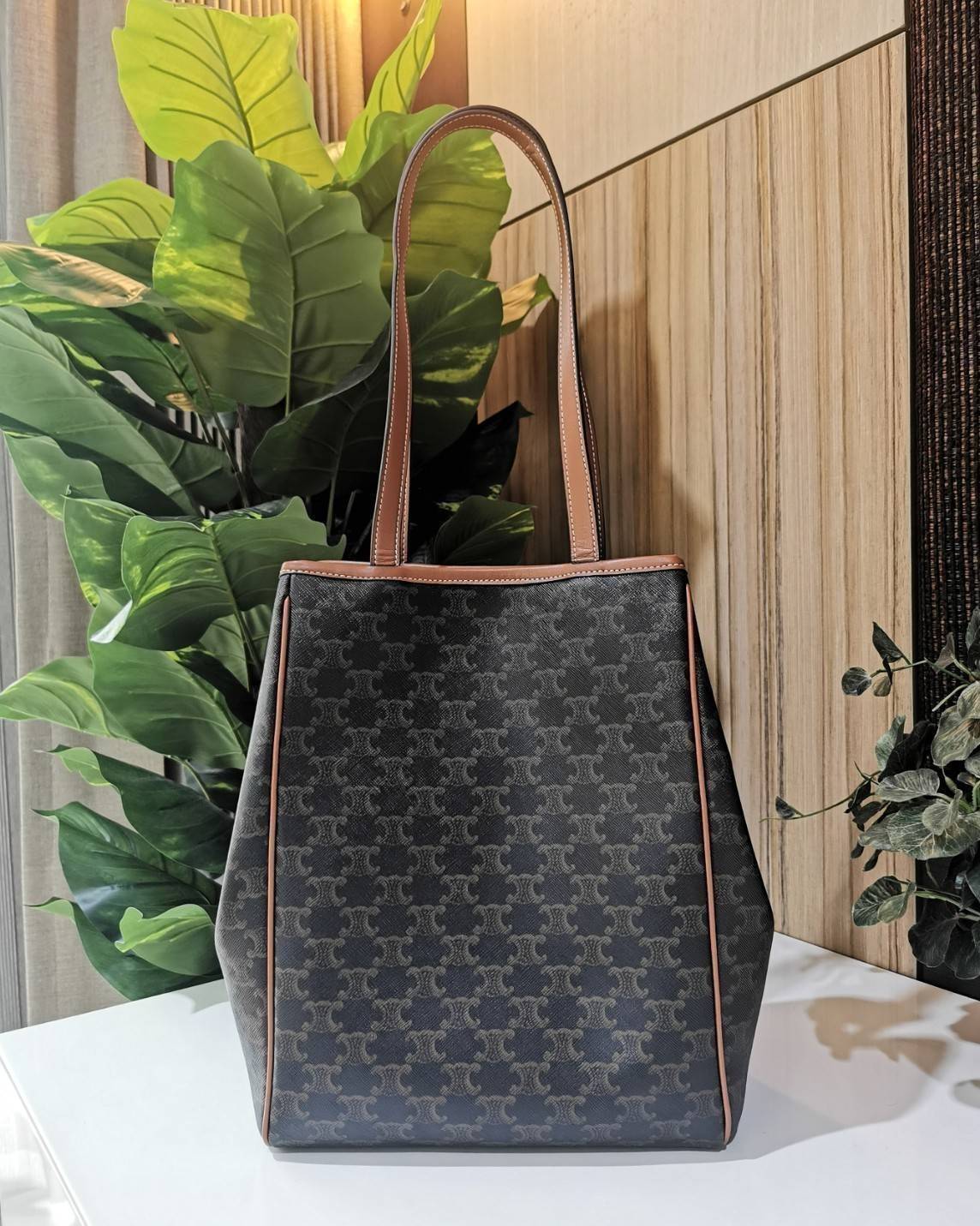 กลับมาตามคำเรียกร้อง! พร้อมส่งรุ่นหายากนะคะ!✴️ RARE ITEMS! NEW CELINE SHOPPING BAG VIP GIFT WITH PURCHASE (GWP) กระเป๋าสะพายพรีเมี่ยมกิ๊ฟ Limited จาก CELINE HAUTEPARFUME DUTY FREE วัสดุ TRIOMPHE CANVAS หนังสวยอยู่ทรงกันน้ำในดีไซน์ทรง TOTE สวยหรูคลา
