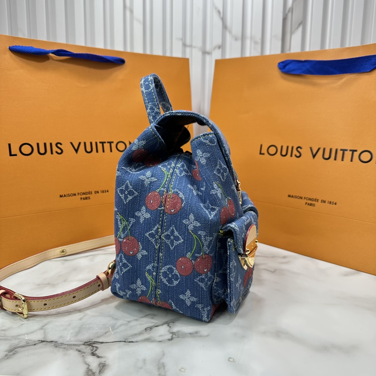 ORI หนังแท้ | LV x TM - Venice NM bag Monogram cherry denim กระเป๋าเป้สะพายหลังรุ่น Venice ดีไซน์ใหม่มีชีวิตชีวา แสนสดใสด้วย Monogram เดนิมแต่งดีเทลปักลายเชอร์รี่โดดเด่นสะท้อนความงามเปี่ยมสีสันอันเป็นเอกลักษณ์