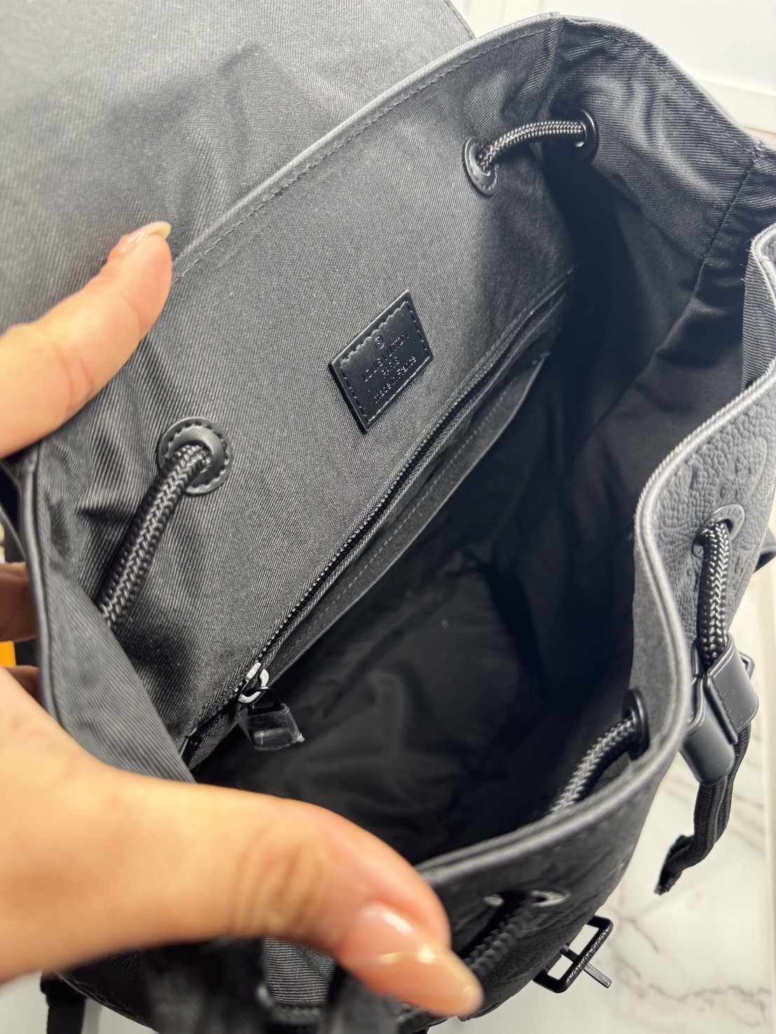 LV Christopher MM Backpack กระเป๋าเป้สะพายหลังขนาดกลาง สีดำเต็มใบสวยคลาสสิก ปั้มลายโมโนแกรม ตอบโจทย์การใช้งานด้วยช่องกระเป๋าด้านข้าง 2 ช่อง ดีไซน์กระดุมกดและสายรูดเพิ่มความปลอดภัยในการพกพาสิ่งของด้านใน