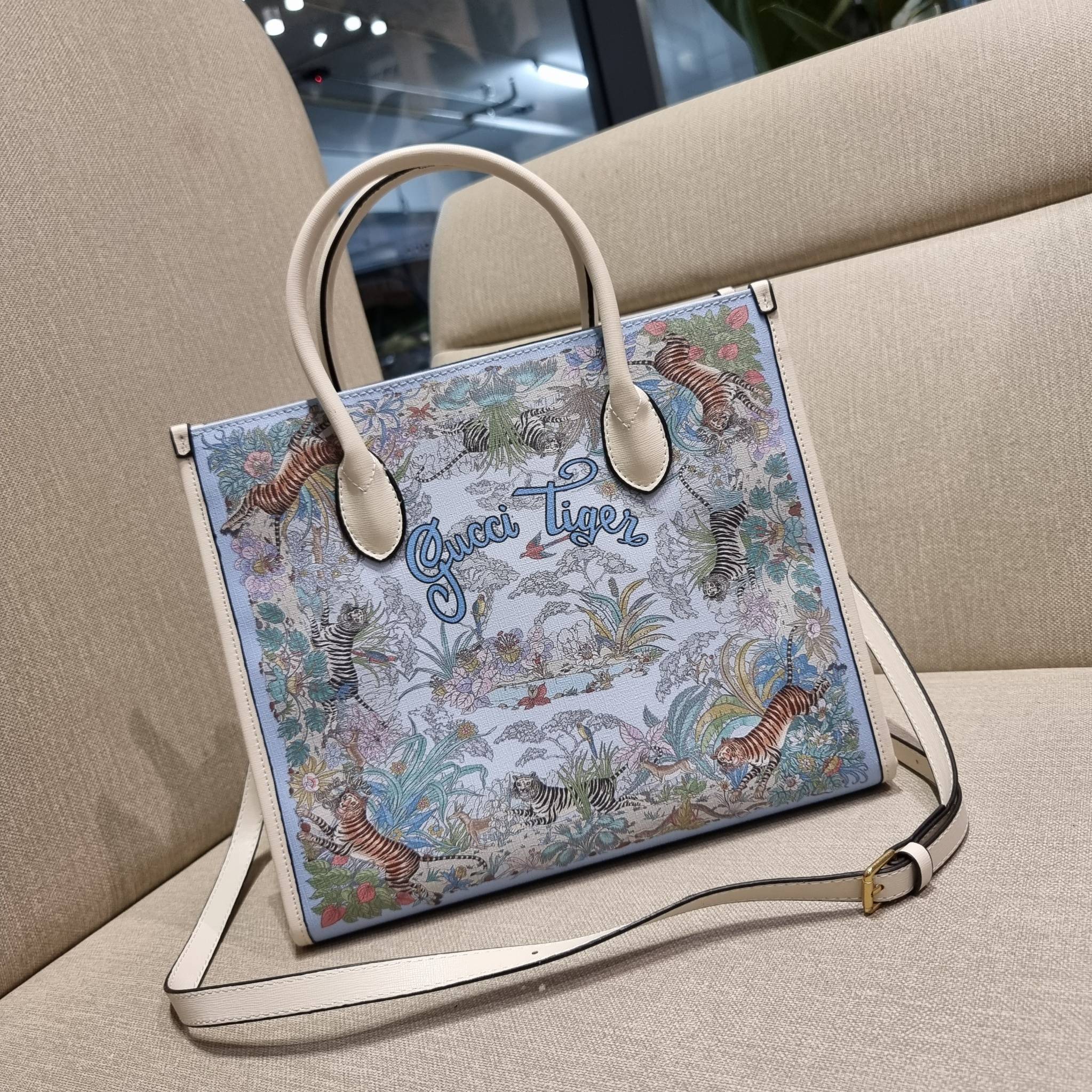 GUCCI TOTE BAG คอลเลคชั่นปีเสืออีกหนึ่ง สวยม้ากก!! กับกระเป๋าทรงโท้ท วีไอพีพรีเมี่ยมกิ๊ฟ ไซส์ใหญ่ โดดเด่นด้วยลวดลายไม่ซ้ำใคร สวยเอกลักษณ์ วัสดุหนังแคนวาส พรินท์ลายเต็มใบ ภายในโล่งกว้างมาก ใส่ของแบบแน่นๆ จุๆไปได้เลย หมดห่วง!! และยังมีสายครอสบอดี้มาให้ จะสะ