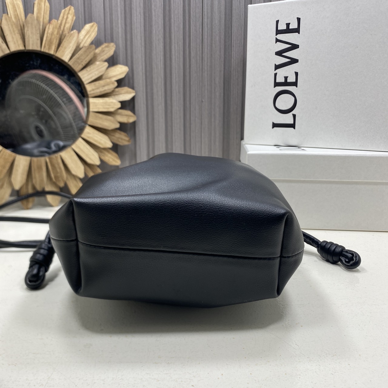 ORI หนังแท้ | LOEWE Mini Flamenco purse in mellow nappa leather / Loewe Bucket Bag กระเป๋าสะพายทรงบัคเก็ตไซส์มินิ หนังเรียบสวยหรู เรียบง่าย หนังแท้ผิวสัมผัสนุ่มมือ น้ำหนักเบาและนุ่มสบาย ดีไซน์จับจีบ เชือกผูกแบบปมโบราณ และสายโซ่รูปโดนัท