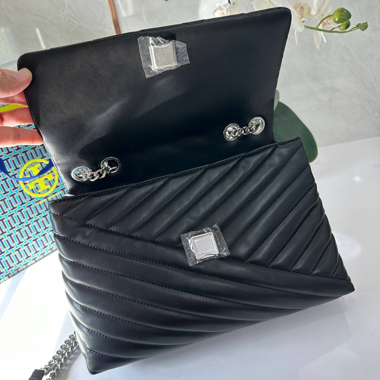 TORY BURCH KIRA CHEVRON CONVERTIBLE SHOULDER BAG กระเป๋าสะพายไซส์ใหญ่ หรูหราสุดคลาสสิก วัสดุหนังแกะทั้งใบ เปิด-ปิดด้วยกระดุมแม่เหล็ก ภายในเป็นช่องโล่ง ใส่ของสำคัญได้ครบ สายสะพายในตัวปรับได้ 2 แบบ สะพายไหล่โซ่คู่หรือจะ ครอสบอดี้ก็เริ่ดคะ