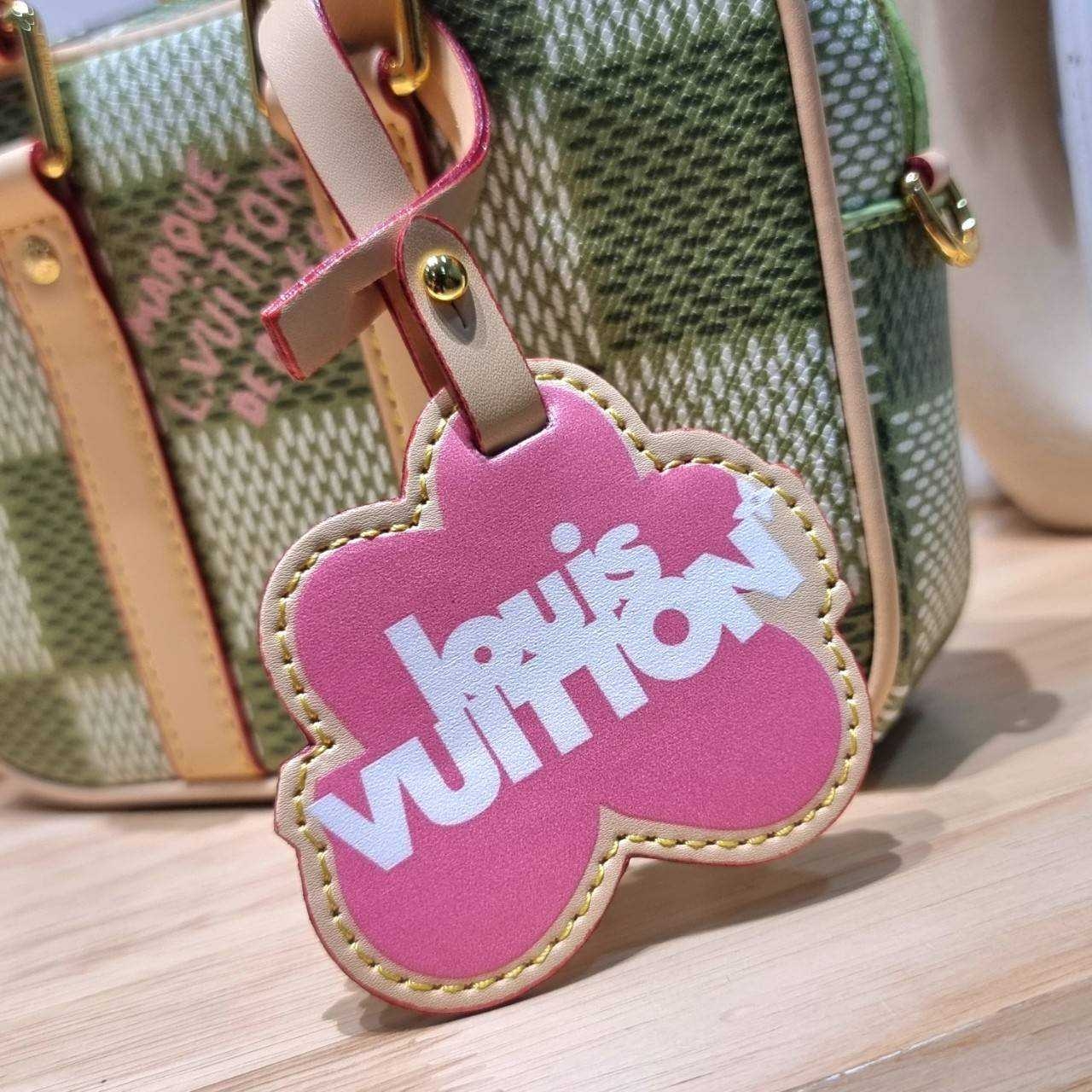 LV Nano Porte Documents Voyage สีเขียวเหนี่ยวทรัพย์ กระเป๋าสะพายทรงกระเป๋าเดินทางในขนาดมินิกะทัดรัด แถมฟรีพวงหนังห้อยสีชมพูโดดเด่น