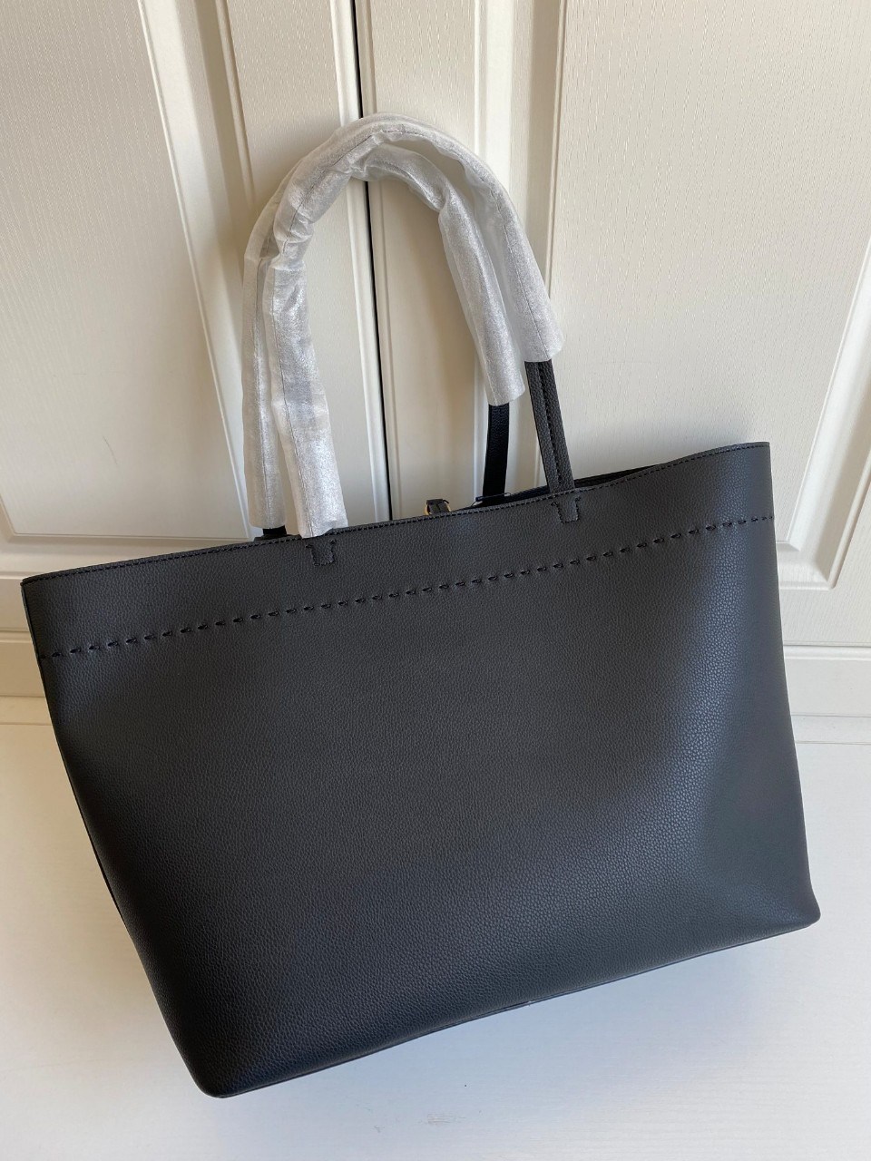 ของแท้ 💯% TORY BURCH MCGRAW LEATHER TOTE BAG กระเป๋าสะพายไหล่ทรงช้อปปิ้งใบใหญ่ สีดำสุดคลาสิค ตัวกระเป๋า วัสดุหนังแท้ ด้านหน้าปั้มทองโลโก้แบรนด์ ภายในช่องหลัก โล่งกว้าง มีช่องใส่ของย่อยอีกช่อง ใส่สมุดโน้ต ไอแพด หรือเสื้อผ้าสัก2-3ชุดได้สบายค่ะ