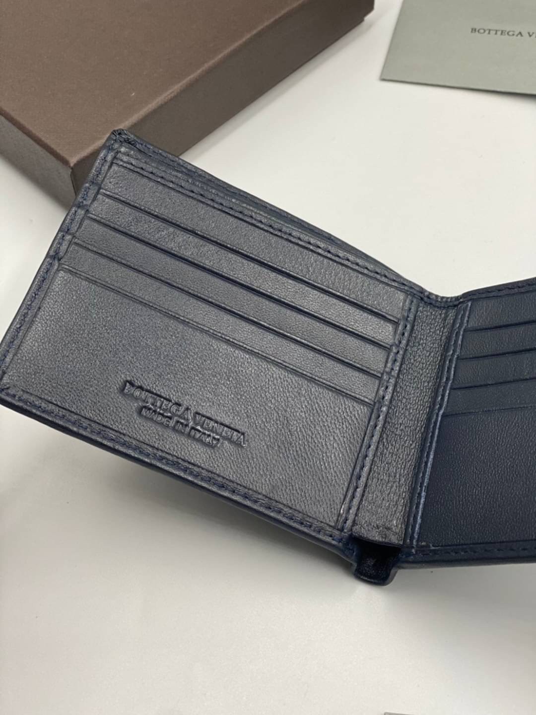 VIP 】หนังแท้ BOTTEGA VENETA WALLET กระเป๋าสตางค์ใบสั้นคุณผู้ชาย รุ่นตามหา มาเท่าไหร่ไม่เคยพอเลยค่า เป็นรุ่นคลาสสิกที่หยิบมาใช้งานได้บ่อยที่สุด งานหนังลูกวัวแท้ทั้งใบสวยมากนะคะ ใช้ทนทานได้นานเลยค่ะ ภาพสินค้าถ่ายจากงานขายจริง พร้อมส่งที่ไทยราคาสุดคุ้มห้ามพล