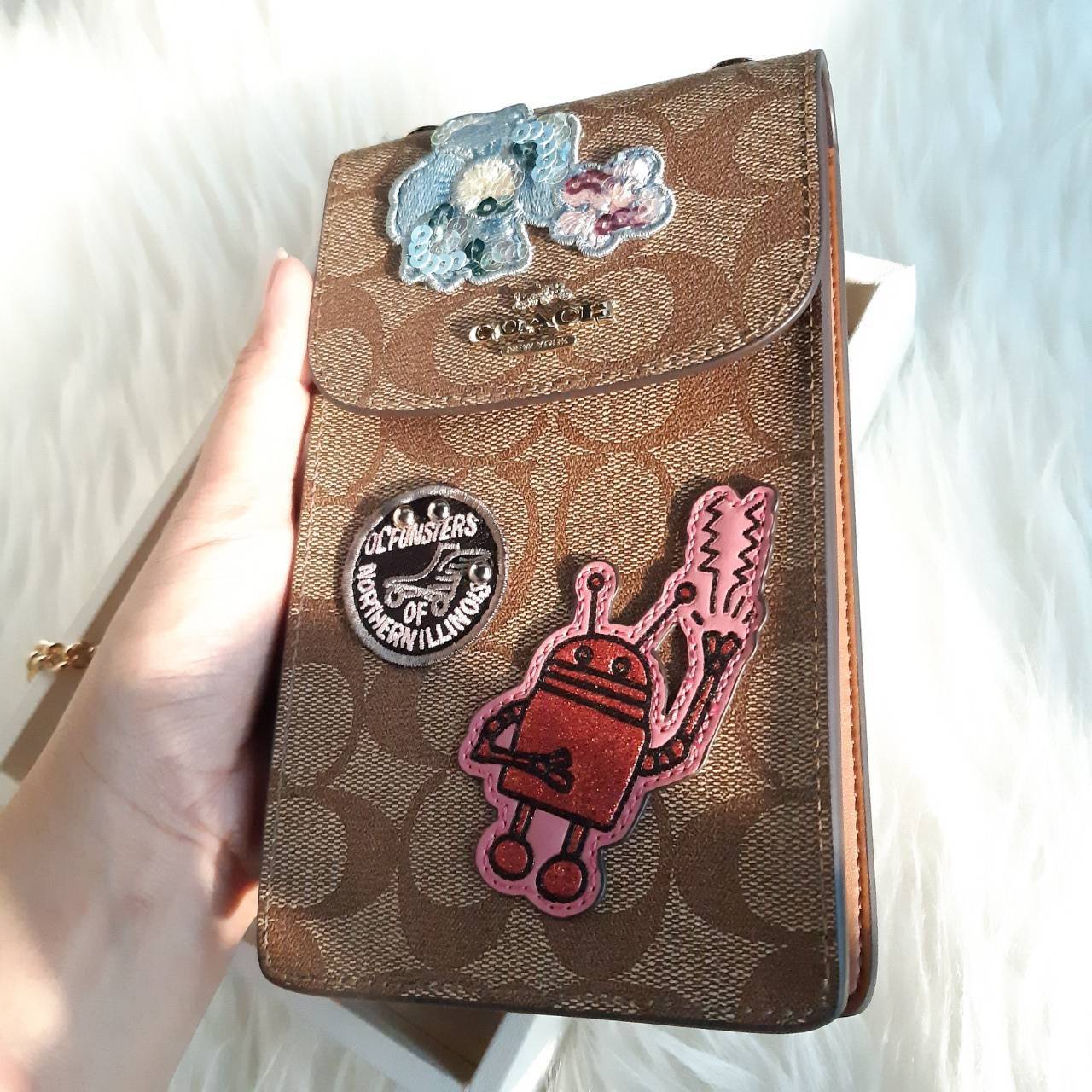 COACH PHONE CASE CROSSBODY BAG ((73486//76988//76357//39955//91046)) COACH NORTH/SOUTH CROSSBODY IN SIGNATURE CANVAS กระเป๋าใส่โทรศัพท์รุ่นนี้ มีความโดดเด่นทั้งดีไซน์และคุณสมบัติในการใช้งาน ด้วยลวดลายที่มีซิกเนเจอร์เป็นเอกลักษณ์แล้ว ด้านหลังยังมีช่องใส่กา