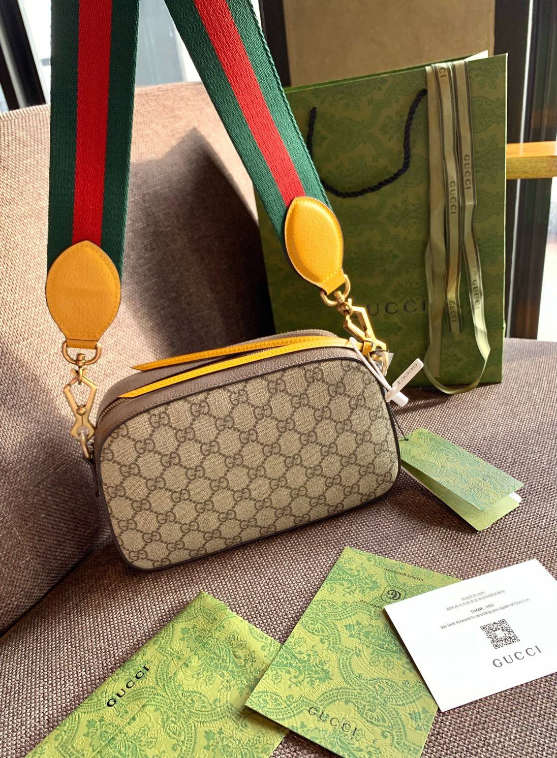 ORI หนังแท้ GUCCI GG SUPREME MESSENGER BAG กระเป๋ารุ่น Unisex ใช้ได้ทั้งหญิงชาย อีกหนึ่งไอเทมที่ต้องมีติดตัวสักใบค่ะ กระเป๋าสะพายข้างหรือครอสบอดี้ร์ งานหนังแกะแท้คุณภาพเกินราคา