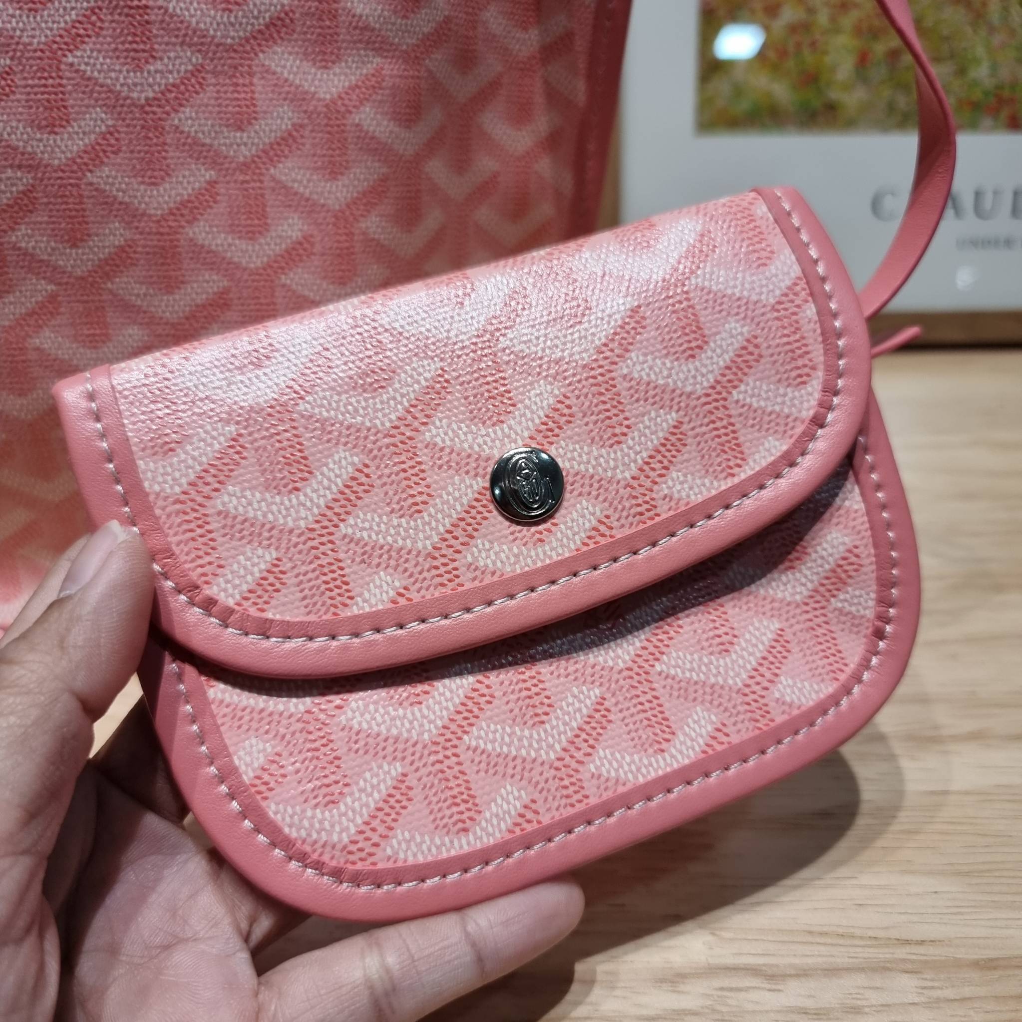 GOYARD MINI ANJOU REVERSIBLE TOTE ฮอตไอเท็ม กับกระเป๋าสะพายทรงโท้ท ไซส์มินิ กะทัดรัดมาก มาครบสีขายดี เลิศทุกสี รูปทรงคลาสสิค ดีไซน์เป็นเอกลักษณ์ ใช้งานได้หลากหลาย สามารถกลับด้านใช้ได้แบบไม่มีเบื่อ