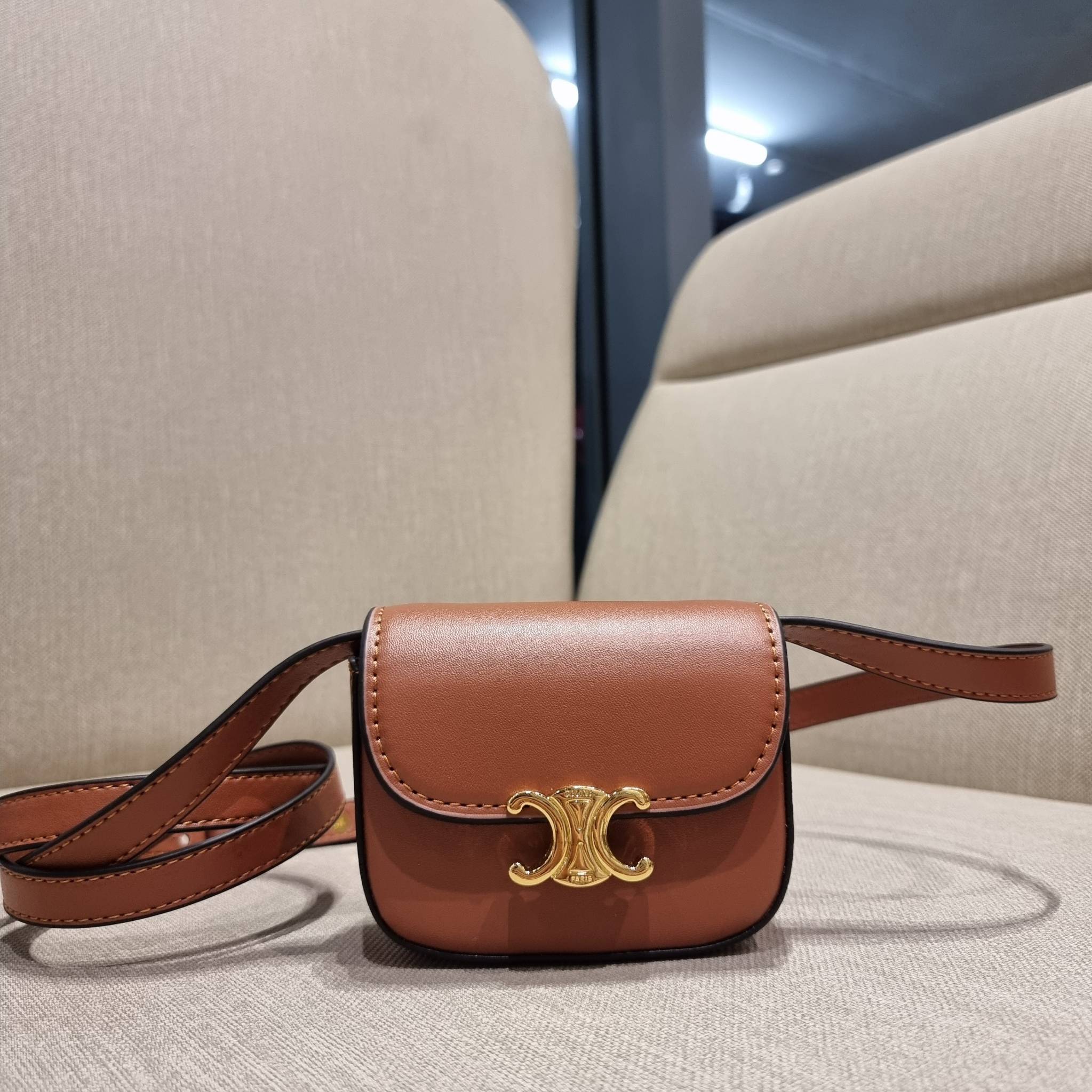 CELINE TRIOMPHE MINI BAG แรร์ไอเท็ม สีลิมิเต็ดในไซส์มินิ กับกระเป๋าสะพายที่เล็กแต่ปังมาก!! ดีเทลเรียบแต่หรู วัสดุหนังแท้ สีคลาสสิค เปิด-ปิดด้วยกระดุมแน่นหนา ภายในเป็นช่องโล่ง สายสะพายถอดได้ ปรับได้ตามชอบ ใบนี้สามารถใส่บัตร ใส่ธนบัตรได้ พกเป็นกระเป๋าสตางค์