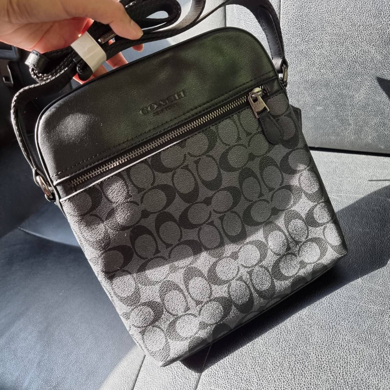 COACH F73336 HOUSTON FLIGHT BAG IN SIGNATURE CANVAS รุ่นนี้หนุ่มๆเค้ารู้กัน!! ขายดีตลอดกาล!! คลาสสิคไม่มีใครเกิน!! กระเป๋าสะพายข้างทรงแมสเซ็นเจอร์ยอดฮิต ทรงสวย ดูดี วัสดุหนังแคนวาสเคลือบลายสลับหนังแท้ เปิด-ปิดด้วยซิป ด้านหน้าและหลังสามารถใส่ของได้ ภายในแบ