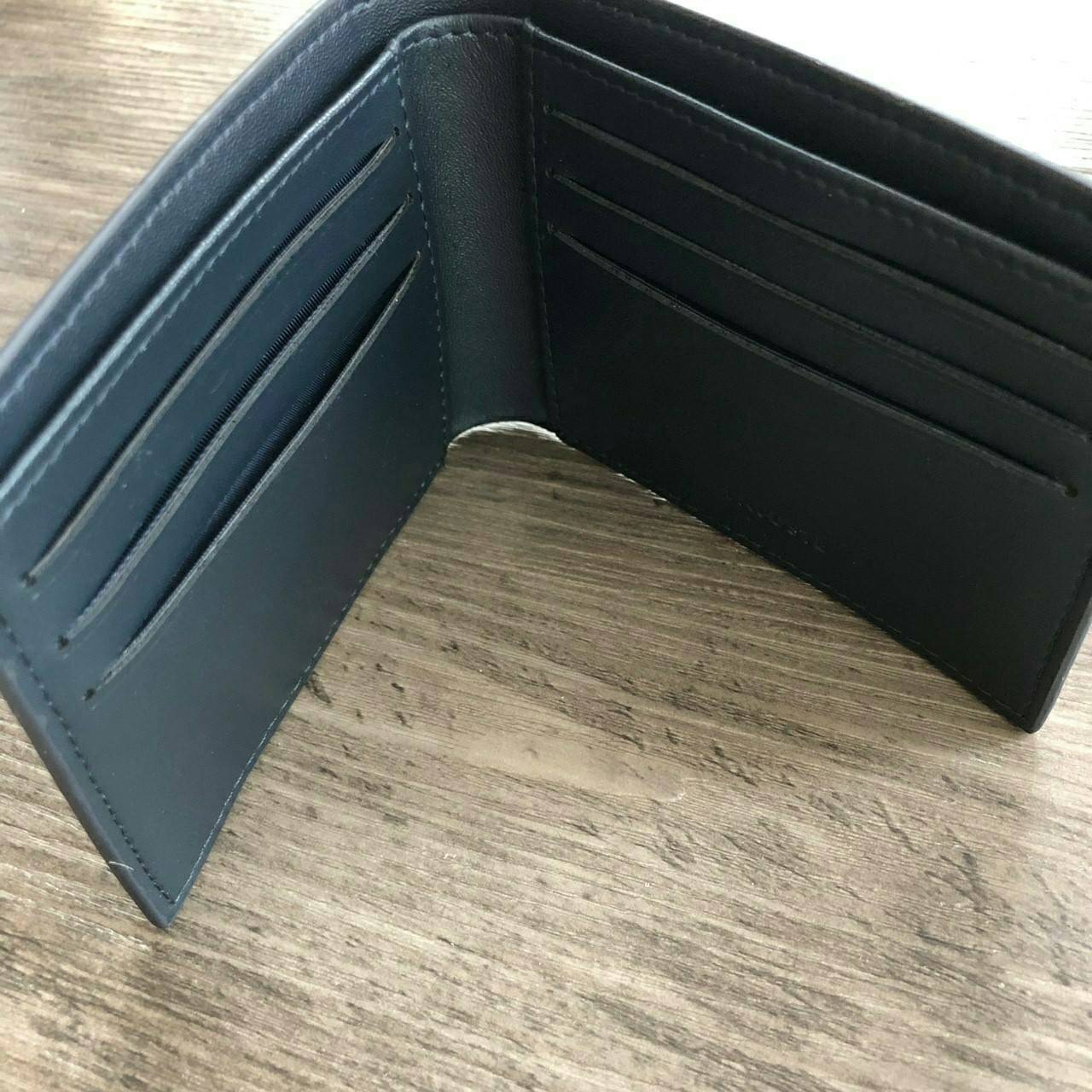 LACOSTE Short Wallet with Key Set กระเป๋าสตางค์ใบสั้น Set สุดคุ้มมอบให้เป็นของขวัญหรือใช้เองก็แนะนำค่ะ อุปกรณ์ : มาพร้อมพวงกุญแจ + ถุงกระดาษแบรนด์ + กล่องแบรนด์