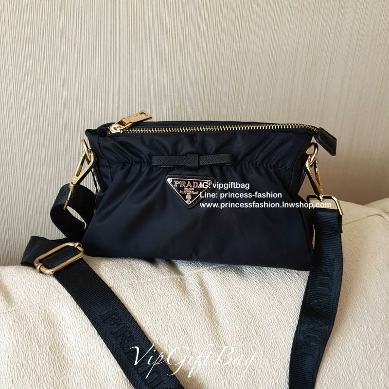 งานไซส์น่ารัก จากงานพรีเมี่ยมกิ้ฟ เคาเตอร์ต่างประเทศ Prada มีมาให้จับจองคะ รุ่นยอดฮิตที่สาวๆตามหากัน ภายนอกจับจีบปากกระเป๋า ดีมาก วัสดุผ้าNyonกันน้ำ เปิด/ปิดด้วยซิป สามารถคล้องมือเกร๋ๆ หรือจะถือเป็นครัชก็ไฮโซไปอี้ก ภายในเย็บติดป้ายหนังแบรนด์ มีช่องซิปเล็ก