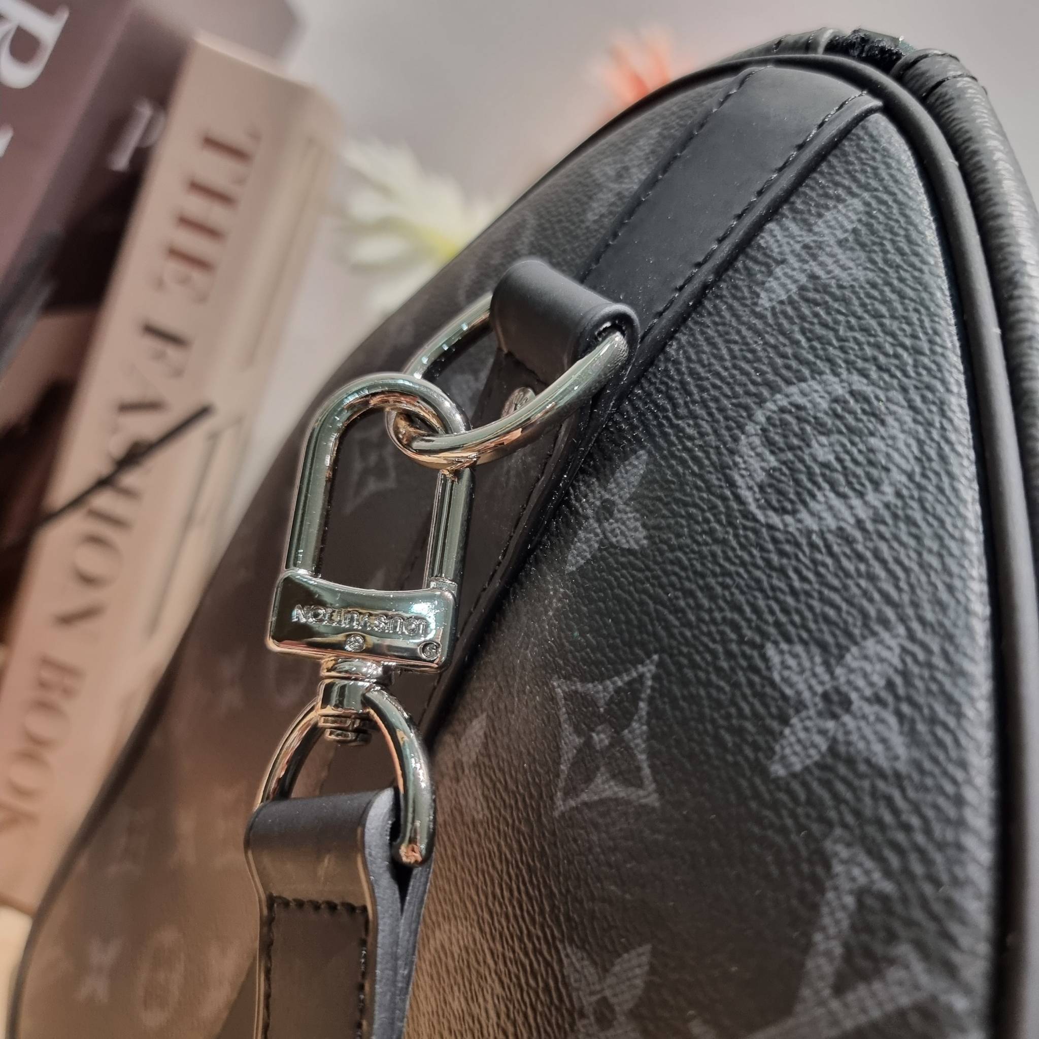LV KEEPALL BANDOULIERE MONOGRAM ECLIPSE REVERSE กระเป๋าเดินทางสุดคลาสสิค ทึ่ใครๆก็เฝ้ารอ ไอเท็มที่จะทำให้การเดินทางไม่ธรรมดาอีกต่อไป ด้วยดีเทลความเป็นเอกลักษณ์ เรียบแต่หรู วัสดุหนังแคนวาสคุณภาพดี ลวดลายโมโนแกรม เปิด-ปิดด้วยซิปแน่นหนา มีกุญแจล็อคได้ มีสายส