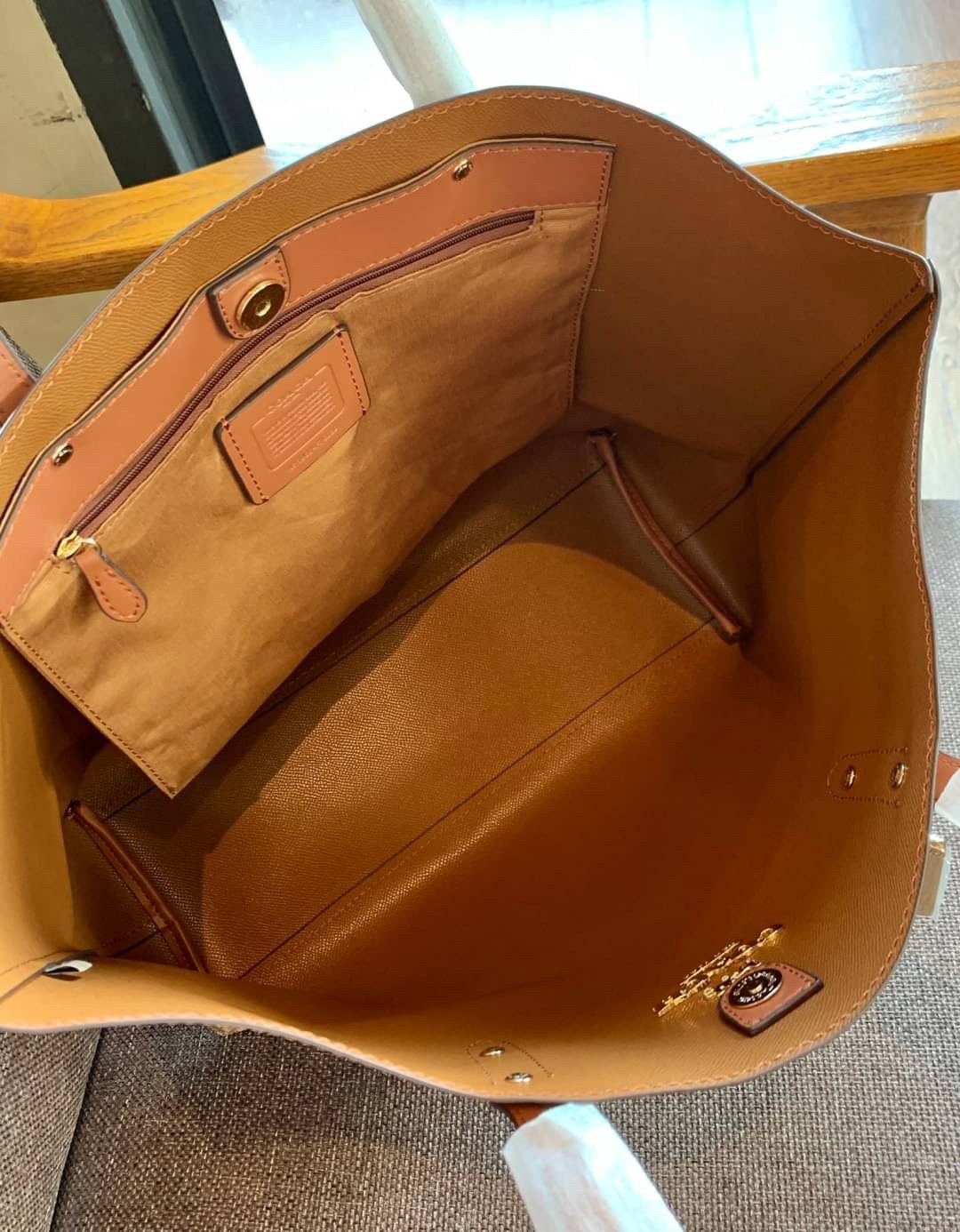 COACH TOWN TOTE SIGNATURE BAG((76636)) พร้อมส่งอีกครั้ง! กระเป๋าใบใหญ่หนังแท้ สวยงามค่ะ ป้ายอะไหล่แบรนด์แบบโลหะสีทองสวยหรูมากๆ เปิดปิดกระเป๋าแบบกระดุมแม่เหล็ก ใช้งานง่าย ภายในกว้างมากๆค่ะบอกเลย สาวๆที่สัมภาระเยอะหายห่วงค่ะ พร้อมช่องกระเป๋าซิปให้ใส่มือถือห