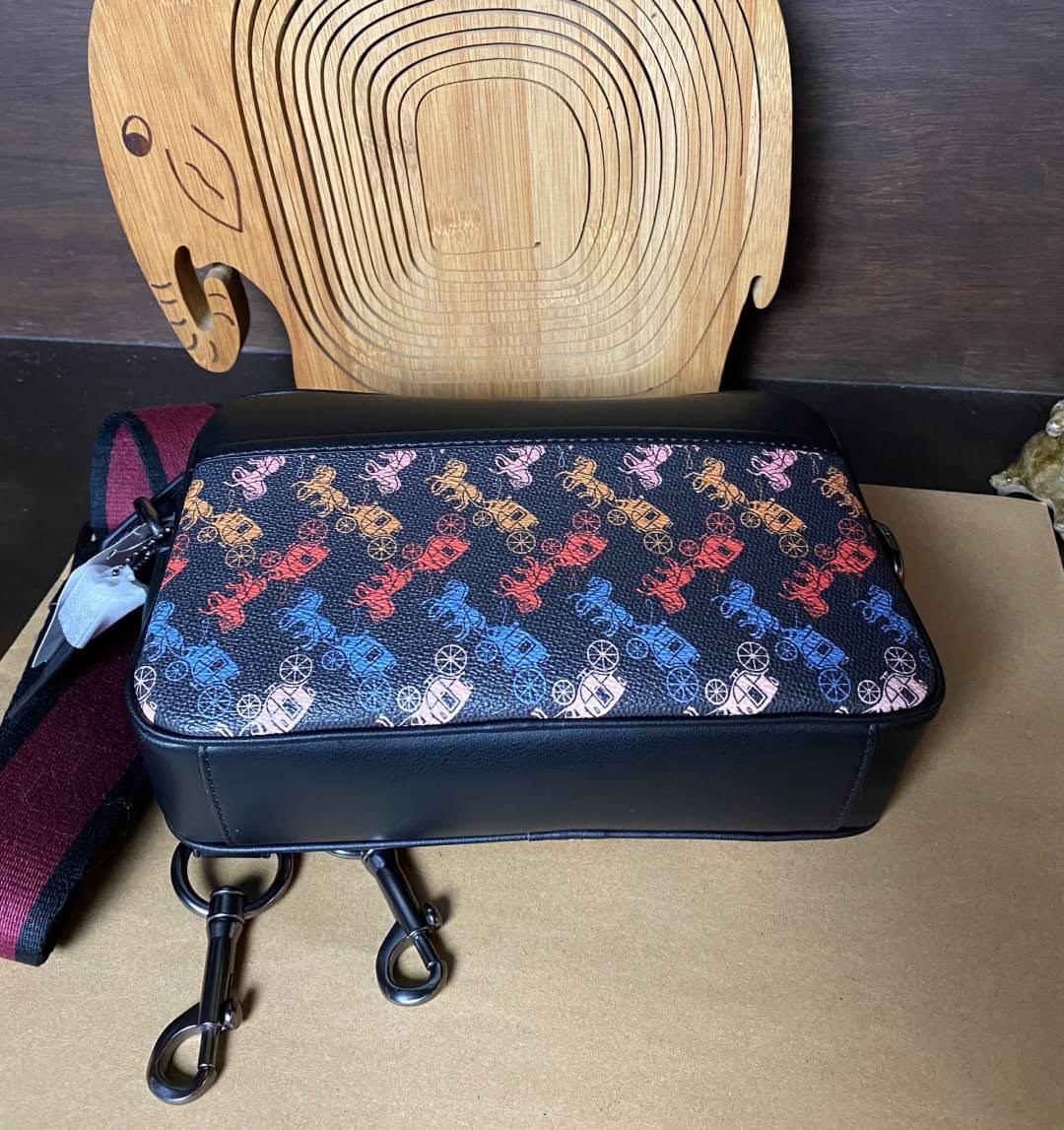 COACH ACADEMY CROSSBODY WITH HORSE AND CARRIAGE PRINT (COACH 89084) ผ้าใบเคลือบพิมพ์ลายและหนังกรวดขัดเงา ภายในกระเป๋ามัลติฟังก์ชั่น| ปิดด้วยซิป ซับในผ้า ด้านนอกมีซิปและกระเป๋าสลิป สายสะพายถอดได้