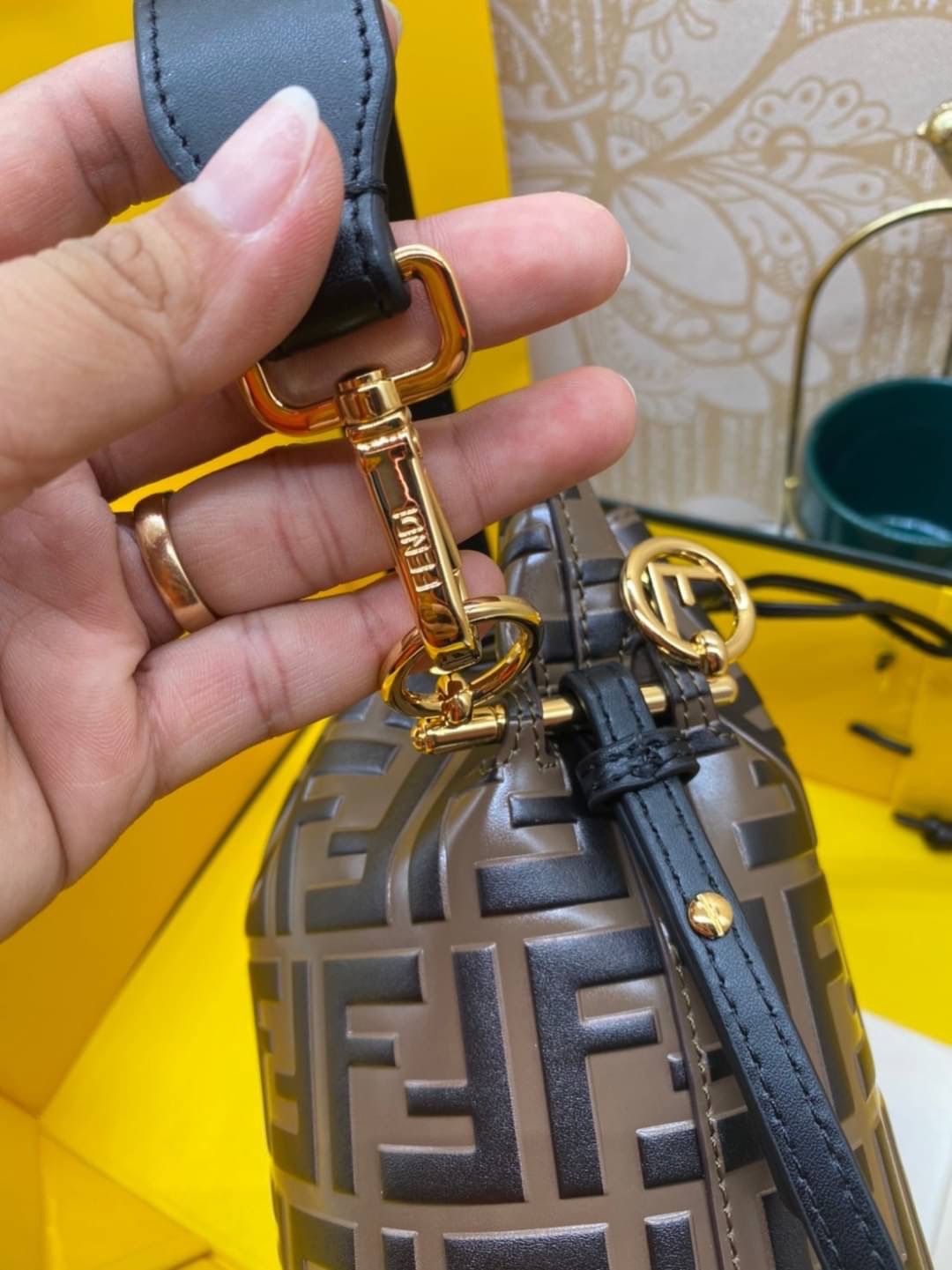 FENDI Mon Tresor Brown leather mini bag / FENDI Bucket Bag กระเป๋าสะพายทรงบัคเก็ต ไซส์มินิ รุ่นยอดนิยม เกรดออริ 1:1 ใช้ต่างประเทศได้