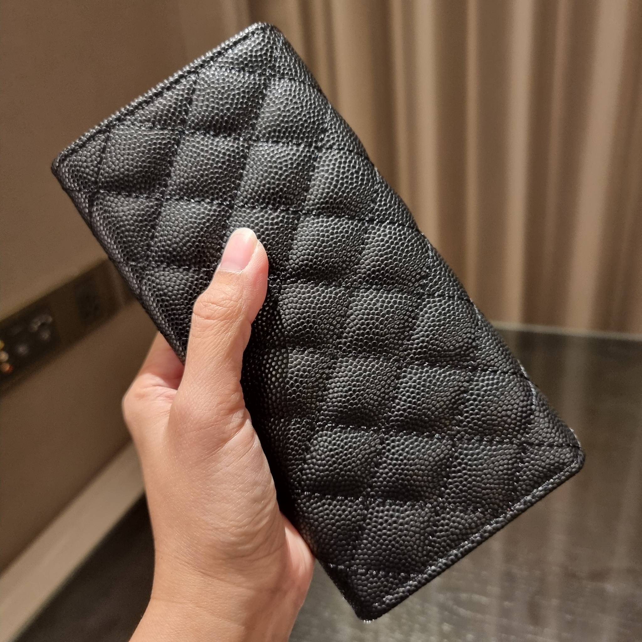 VIP 】กระเป๋าสตางค์ใบยาวรุ่นฝาพับที่ถามหากันมากที่สุด!! สวยรับทรัพย์จาก Chanel วัสดุหนังลายคาร์เวีย ลุคผู้ดีที่สุด เปิด-ปิดด้วยกระดุมแม่เหล็ก ภายในกระเป๋ามีช่องใส่บัตรได้เยอะ ใส่ธนบัตร ใส่เหรียญได้ มีช่องซิปแยกอีกหนึ่งช่อง ดีไซน์เรียบหรูดูคลาสสิค!! สาวๆห้า