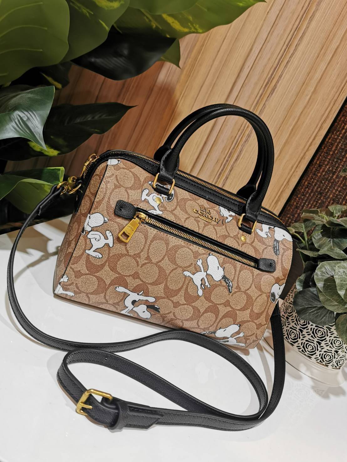 COACH FACTORY BOSTON BAG IN SIGNATURE X SNOOPY COLLECTION กระเป๋าถือหรือสะพายคอลเลคชั่นพิเศษจาก Coach Factory วัสดุ Signature refined calf leather หนังแท้ลายคอลเลคชั่น Snoopy เทคเจอร์สวยอยู่ทรง ดีไซน์ยอดนิยม ด้านหน้ามีโลโก้และช่องซิปแบรนด์ ช่องหลักเปิดปิด