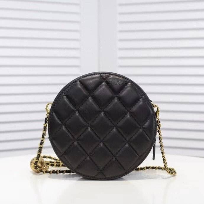 หนังแท้ VIP GIFT CHANEL Round Crossbody Bag กระเป๋าสะพายคาดลำตัวรุ่นนี้โดดเด่นด้วยรูปทรงกลมสุดชิค ขนาดกะทัดรัด พร้อมด้วยหนังกระเป๋าที่ทำจากหนังแท้คุณภาพดี รุ่นที่ตอบโจทย์และครองใจสาว ๆ ได้อย่างแท้จริง เนื่องจากมีดีไซน์เรียบหรู โดยทางแบรนด์ได้ใช้เทคนิคการเ
