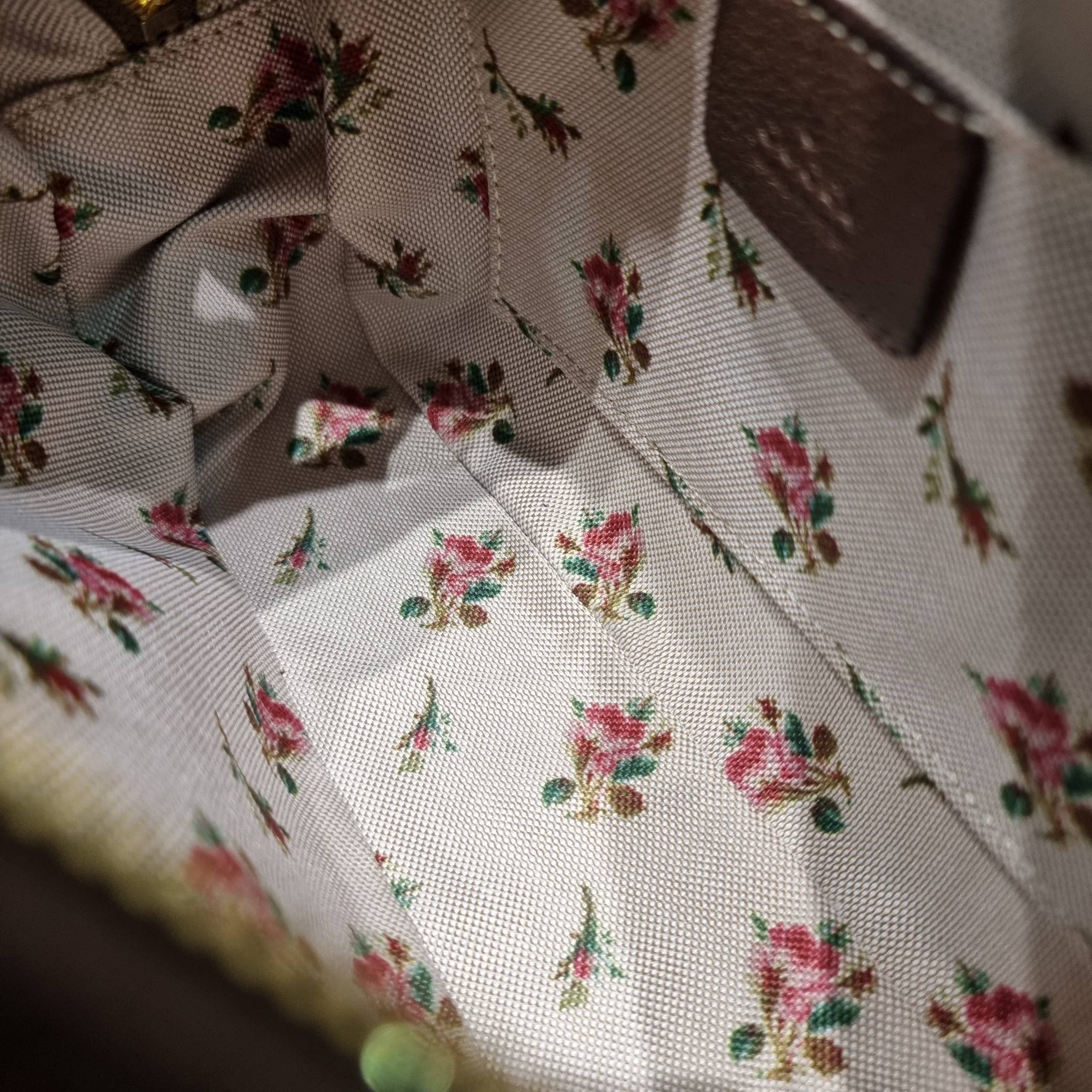 Set 3 ชิ้น Gucci Neo Vintage GG Supreme Messenger Bag box set ชวนสะสม ใครมองหาของขวัญอยู่ เซ็ทนี้จัดว่าเลิศมาก! กับการจับเอารุ่นยอดฮิต มามิกซ์รวมกับไอเท็มสุดคุ้มของมันต้องมี!! จัดเรียงให้อยู่ในกล่อง box set ลิมิเต็ด ที่มีทั้งแว่นตา gentle monster แบรนด์สุ