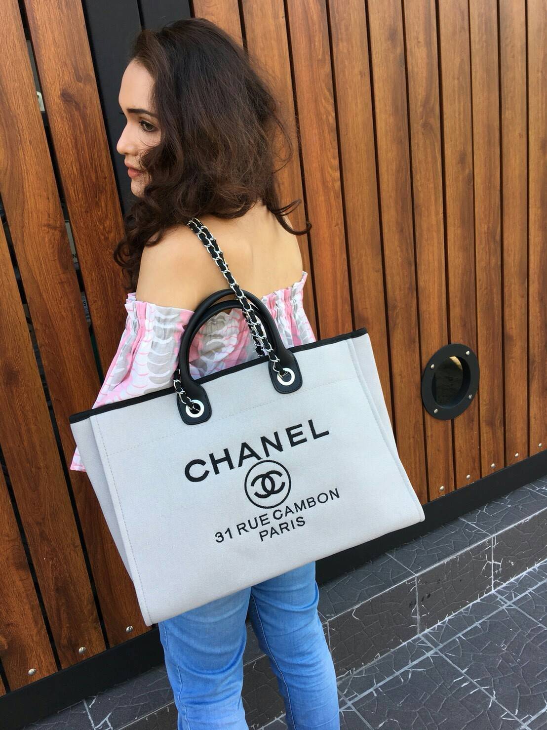 รุ่นใหม่ล่าสุด!! ที่สาวๆรอคอย Chanel tote canvas bag จากงานพรีเมี่ยม VIP GIFT รุ่นดังเลยค้า Size ใหญ่อลัง บอกเลยว่า **งานดีที่สุด ตัวกระเป๋า กระเป๋าผ้าเป็นผ้า canvas เนื้อดีสมราคา สัมผัส นุ่มลื่นมือมากกกก อะไหล่เงินปั้มแบรนด์แท้ทั้งใบ ด้านหน้าปัก logo แบร
