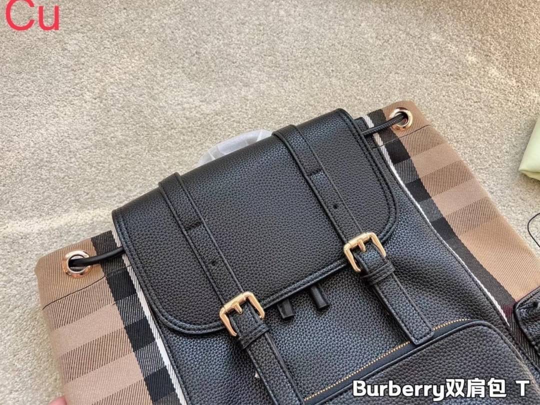 BURBERRY Rucksack Military Backpack / BURBERRY FRAGRANCES VINTAGE 2WAYS RUCKSACK BACKPACK / BURBERRY BACKPACK กระเป๋าเป้ ลาย Vintage Signature สวยคลาสสิค ภายในโล่งกว้างและช่องใส่มือถือสามารถใส่มือถือกระเป๋าสตางค์ของใช้ได้เยอะ หูจับหนัง เป็นเป้ก็ดูดีไอเท็ม