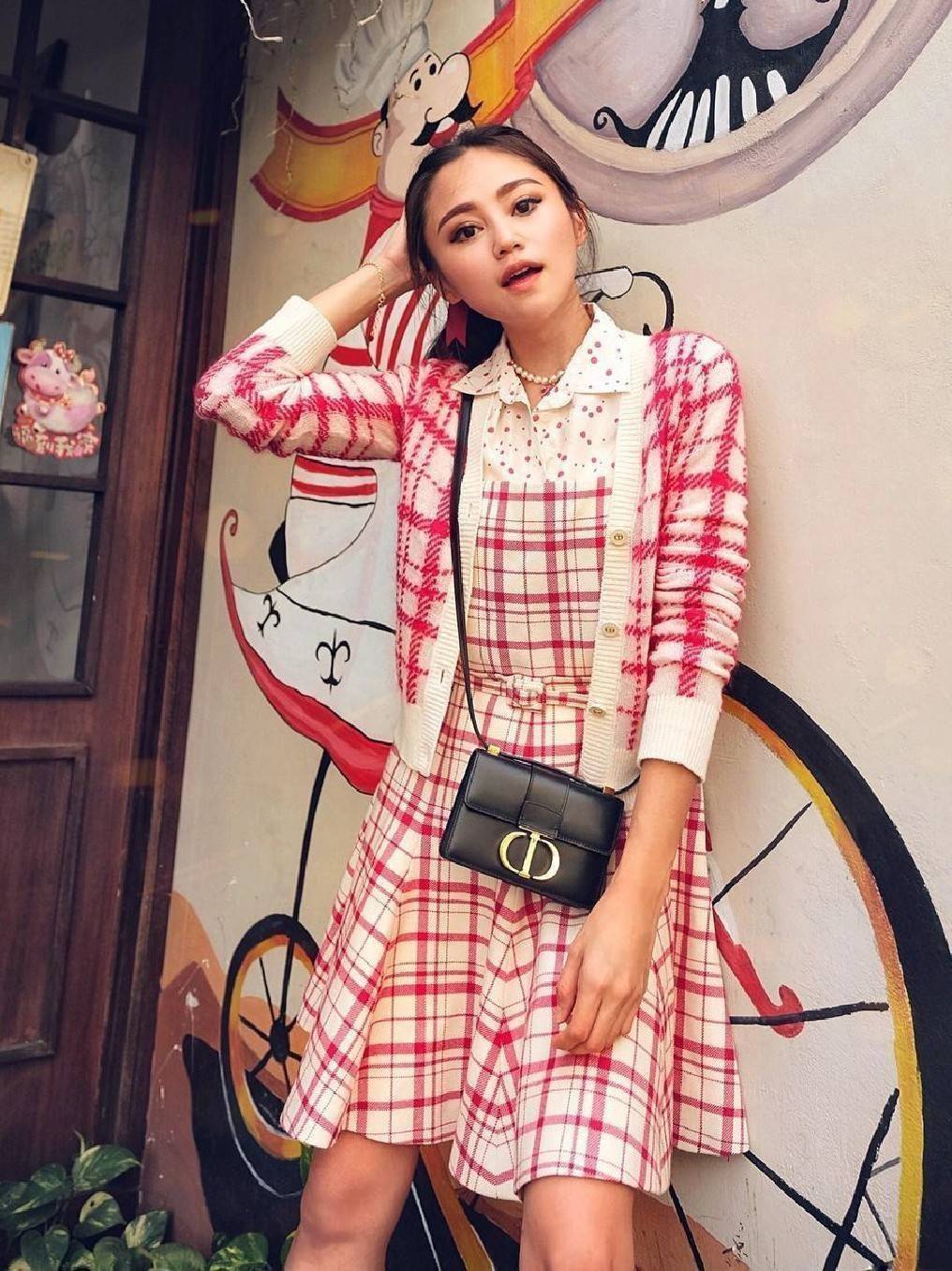 CHRISTIAN DIOR MINI BAG VIP GIFT WITH PURCHASE (GWP) พรีเมี่ยมกิ้ฟ Limited Edition จาก DIOR DUTYFREE COUNTER วัสดุหนังแท้ Calfskin ทรงสี่เหลี่ยมหนังเรียบสวยหรูอยู่ทรงเปิดปิดด้วยฝาปิดโลโก้แบรนด์อะไหล่ทองด้านหลังมีช่องใส่ของ ภายในโล่งมีโลโก้สามารถใส่มือถือข