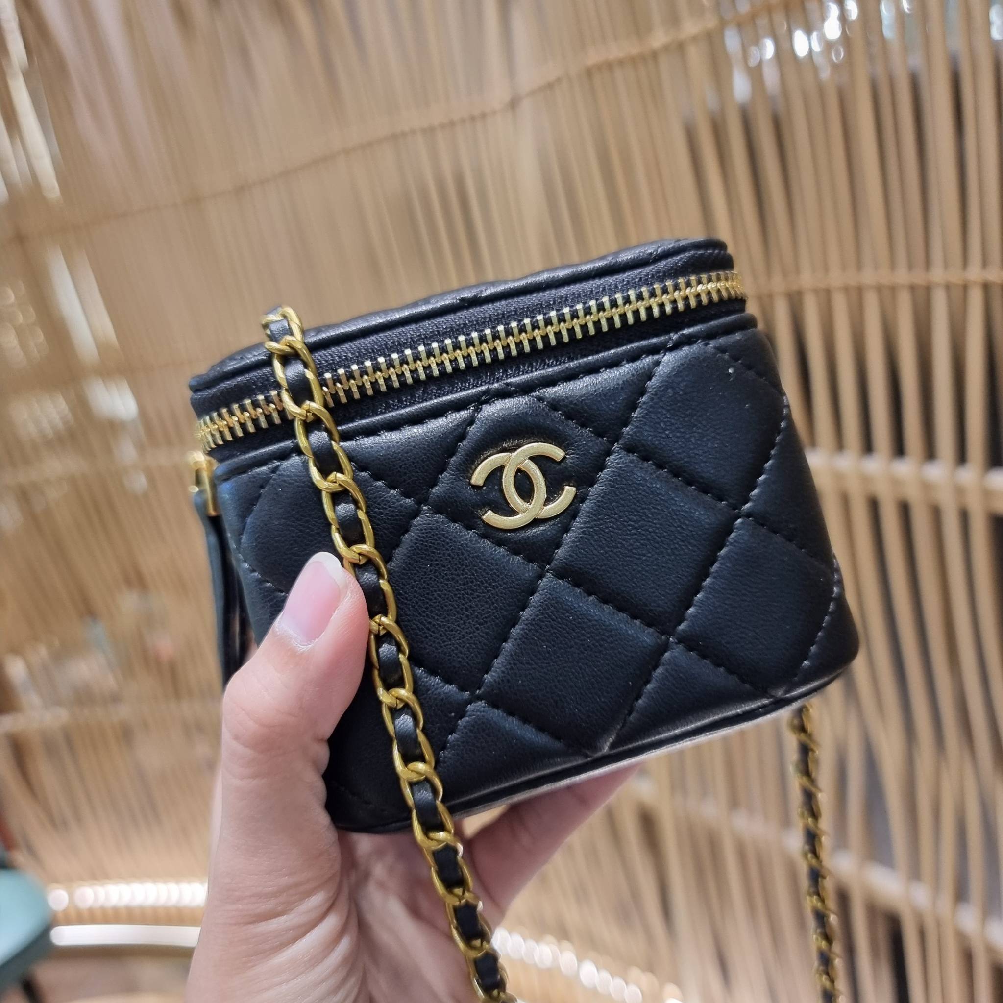 VIP 🥂 เซ็ทคือที่สุดของความคุ้ม CHANEL GIFT BOX SET สุดหรูชวนให้สะสม สุดยอดไอเท็มหายากพร้อมเสิร์ฟครบชุด สุดคุ้ม มาพร้อมกระเป๋าสะพายถึง 2 ใบ สุดหรูลิมิเต็ด จับคู่รุ่นยอดฮิต และที่พิเศษยังมีน้ำหอมตัวท็อปมาให้อีก chanel no.5 ที่แสนจะเย้ายวน ในขนาด 7.5