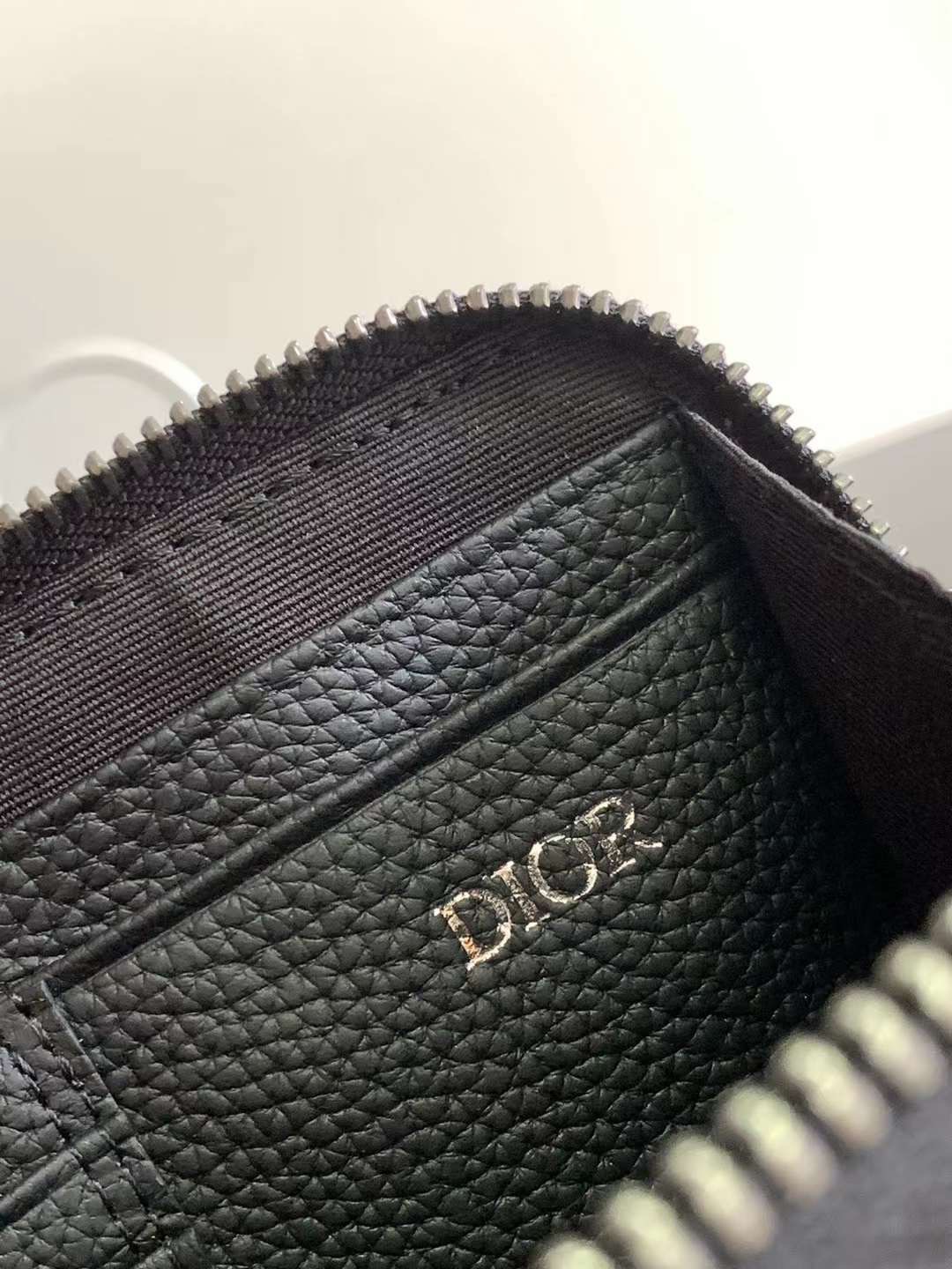 DIOR Zipped Pouch with Strap Black Dior Gravity Leather / Dior Trunk Messenger Bag กระเป๋าสะพายทรงแมสเซ็นเจอร์ ทรงพอชรูปทรงทันสมัย สง่างามเหนือกาลเวลา เกรดท็อปออริ สลับแท้ 1:1