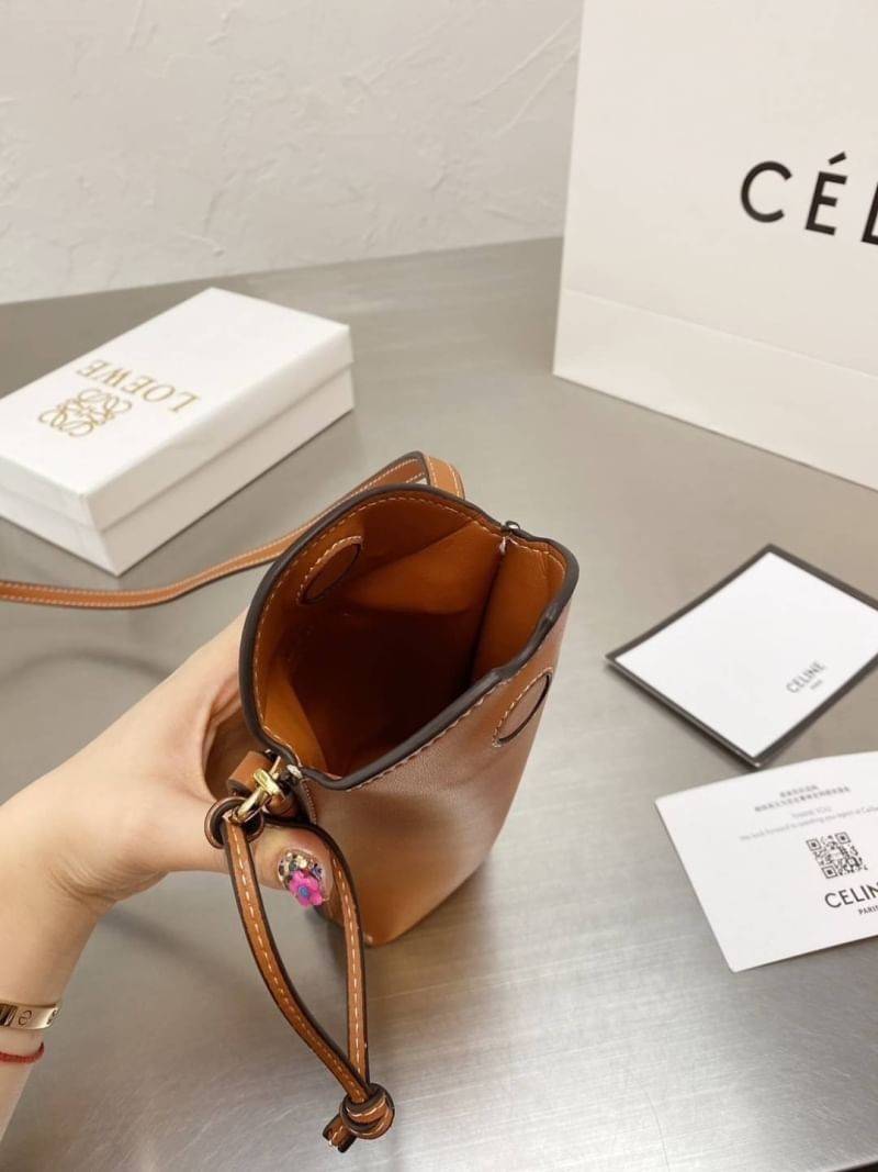 Loewe Pocket Shoulder Bag / LOEWE MINI CROSSBODY BAG / Loewe Phone Bag รุ่นยอดฮิต ไซส์มินิ ที่ใครๆก็ต้องรู้จัก!! กับกระเป๋าสะพายเอนกประสงค์ สำหรับถนอมโทรศัพท์มือ หรือจะประยุกต์ใช้ใส่เงิน พกแทนกระเป๋าสตางค์ก็สะดวก