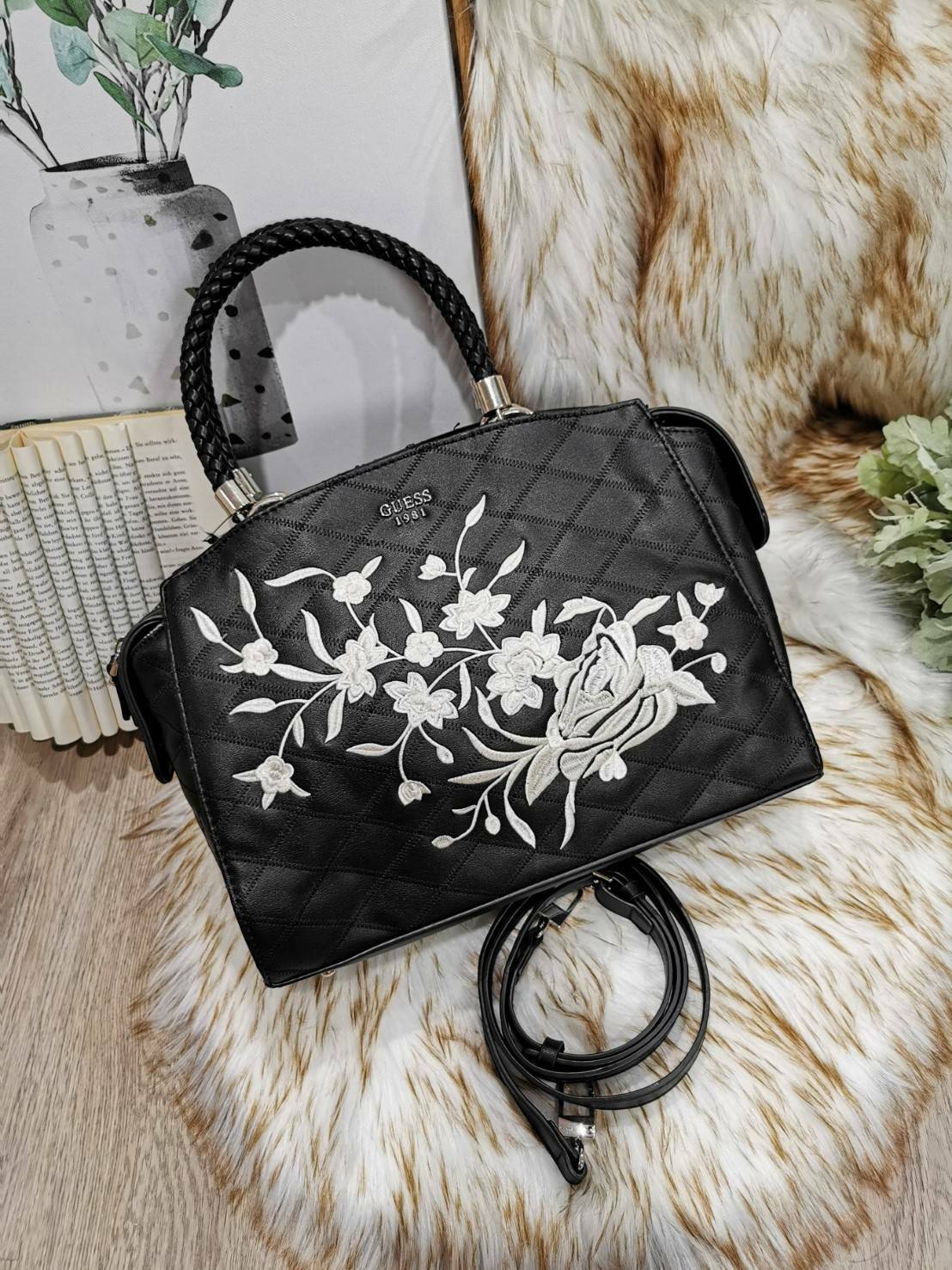 GUESS WOMAN CROSS BODY BAG กระเป๋าถือ/สะพายรุ่นใหม่ล่าสุดจาก GUESS FACTORY หนังสวยอยู่ทรงขนาดกำลังดี น้ำหนักเบา ด้านหน้าประดับโลโก้แบรนด์เปิดปิดด้วยซิปสะดวกใช้ ด้านข้างมีกระดุมปรับขยาย ภายในมีโลโก้ ช่องซิปและช่องใส่ของ ซับในพิมพ์แบรนด์ ใส่กระเป๋าสตางค์ มื