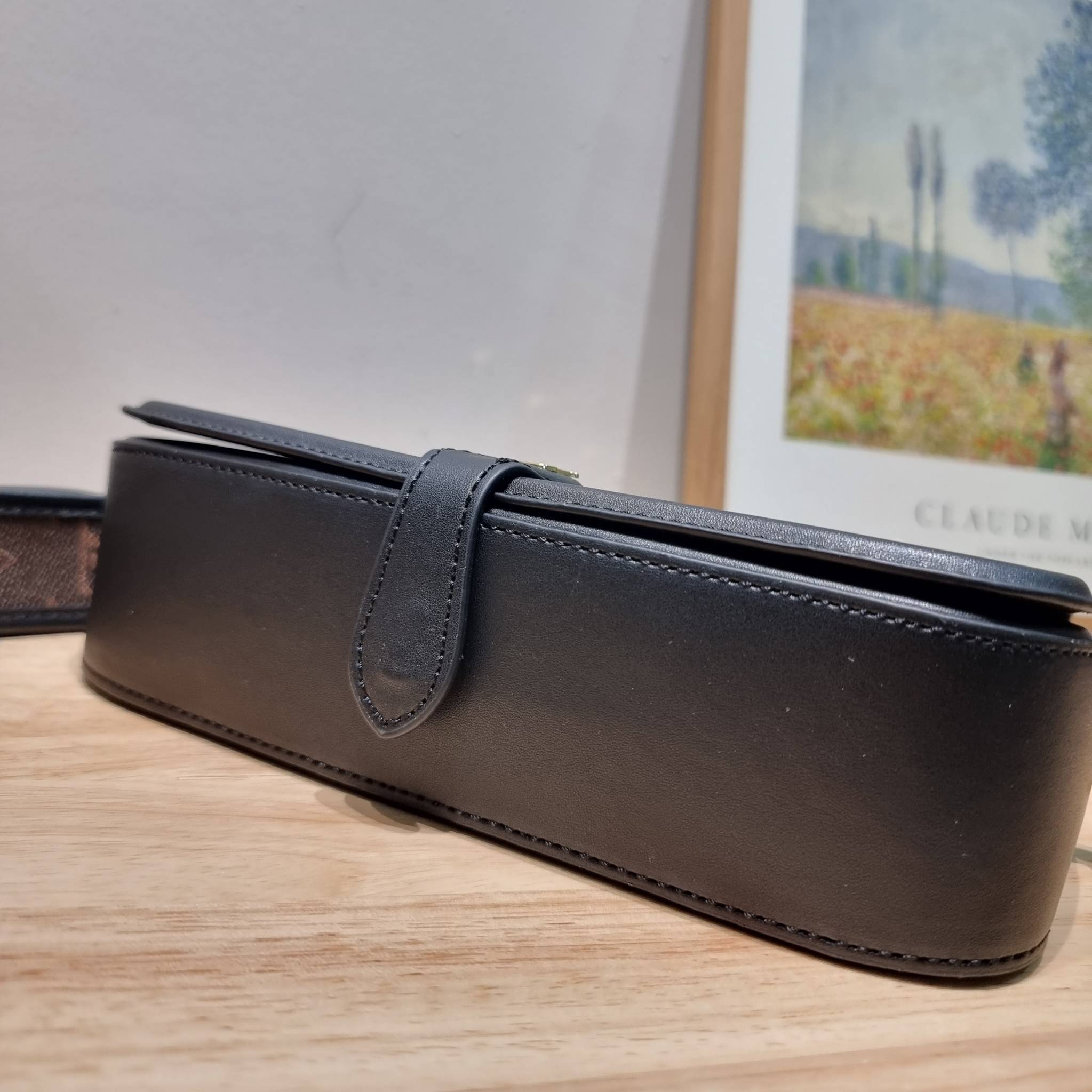 LV officier crossbody bag / LV Officier Pouch With Strap กระเป๋าสะพายเรียบหรู ดีไซน์เรียบง่าย ใช้งานสะดวก พร้อมใบลูกน่ารัก และสายสะพายเส้นใหญ่ ทนทาน แน่นหนา วัสดุหนังเรียบสวย