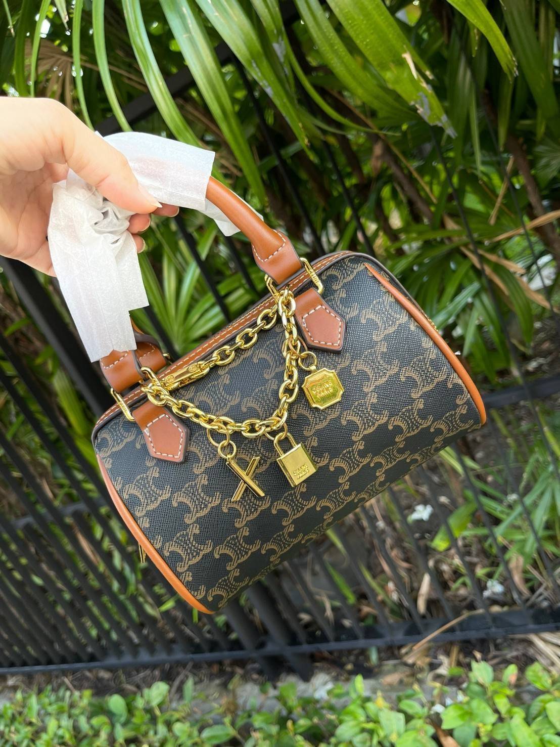 CELINE MINI BOSTON BAG IN TRIOMPHE CANVAS กระเป๋าทรงหมอนขนาดกะทัดรัด เป็นทรงฉิตตบอดกาลไม่มีเอ้าท์ ถือหรือสะพายได้อย่างคล่องตัว ภายในสามารถบรรจุสิ่งของที่จำเป็น สิ่งที่โดดเด่นของกระเป๋าหนังลาย Triomphe ที่ได้รับความนิยมอย่างแพร่หลาย มีอะไหล่ทองประดับเพิ่มม