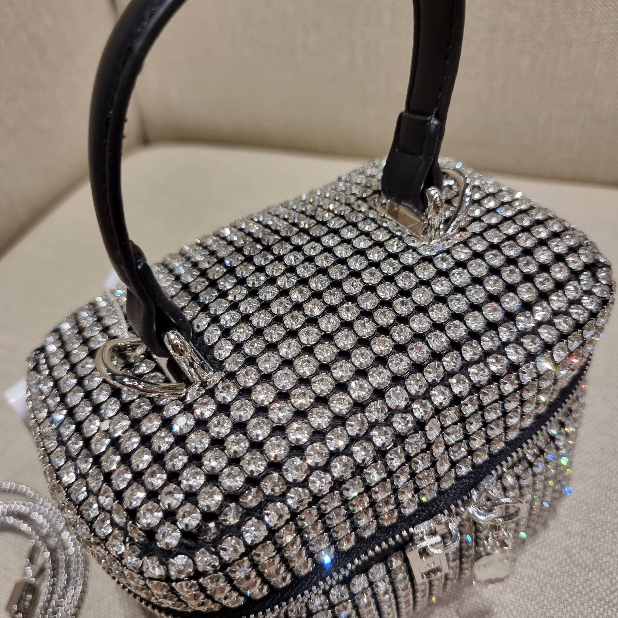 ALEXANDER WANG HEIRESS BOX BAG IN RHINESTONE MESH ใหม่ก่อนใคร กับไอเท็มสุดเอ็กซ์คลูซีฟ วีไอพีจากเคาน์เตอร์ กับกระเป๋าถือ/สะพายทรงกล่องตกแต่งพลอยเทียม หรูหรา โดดเด่น ดูแพง ด้วยการตัดเย็บเรียงร้อยลงบนตาข่ายเนื้อละเอียด ทำให้ดูดีมีราคางดงามมากๆ เปิด-ปิดด้วยซ