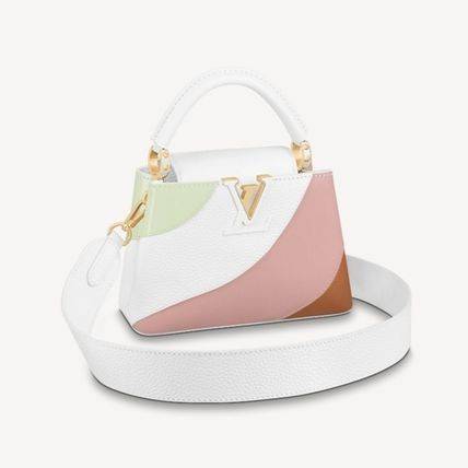 LV capucines top handle ที่สุดของความสวยในราคาเบาๆ กระเป๋าถือสุดหรู ดีไซน์ทรงคลาสสิค พร้อมลวดลายหรูหรา มาพร้อมหูจับในตัว ด้วยรูปทรงวินเทจและวัสดุหนังแท้ ขับผิว ทำให้ไอเท็มนี้สะกดทุกสายตาจริงๆ และยังมีลูกเล่นที่ฝาปิดกระเป๋า ที่สามารถปิด หรือสอดด้านใน ก็เห็