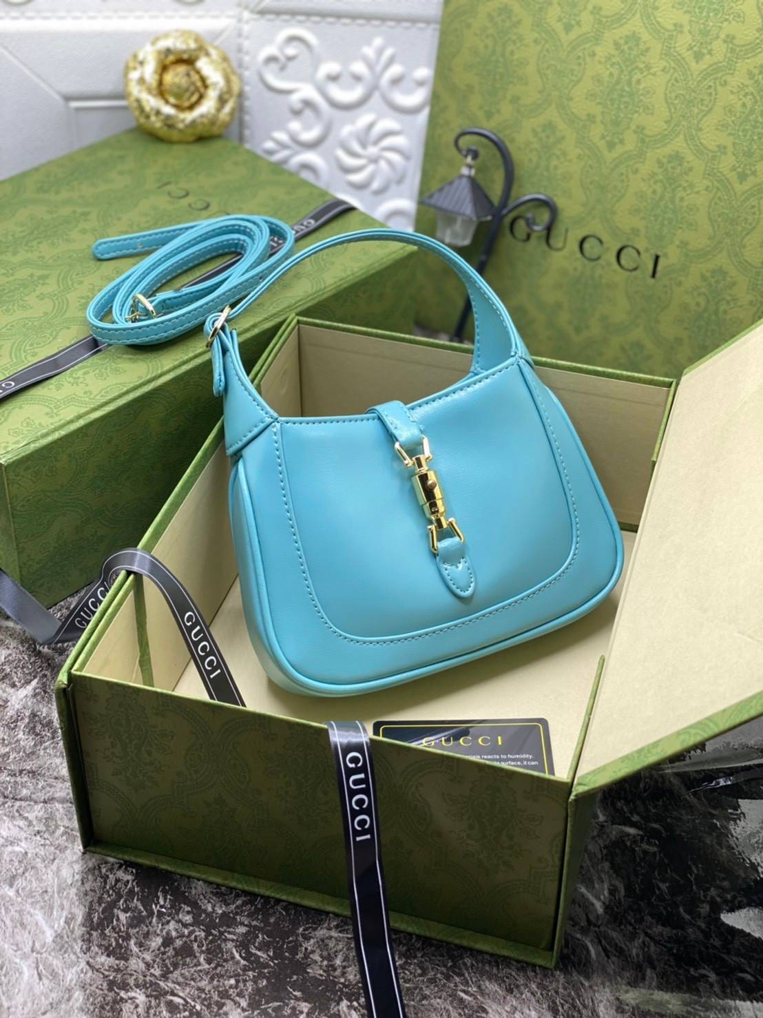 VIP GIFTbag 】หนังแท้ GUCCI Jackie 1961 mini shoulder bag กระเป่ารุ่นฮิตจาก Gucci ต้องบอกเลยว่าสำหรับสาวๆหลายคนนั้น ที่ชื่อชอบ หรือเป็นสาวกกลับแบรนด์อย่าง Gucci ต้องบอกเลยนะว่าสำหรับรุ่นนี้ห้ามพลาดไปทีเดียว บอกว่าได้เป็นตำนานควาวินเทจได้อย่างดี โดยขนาดของต