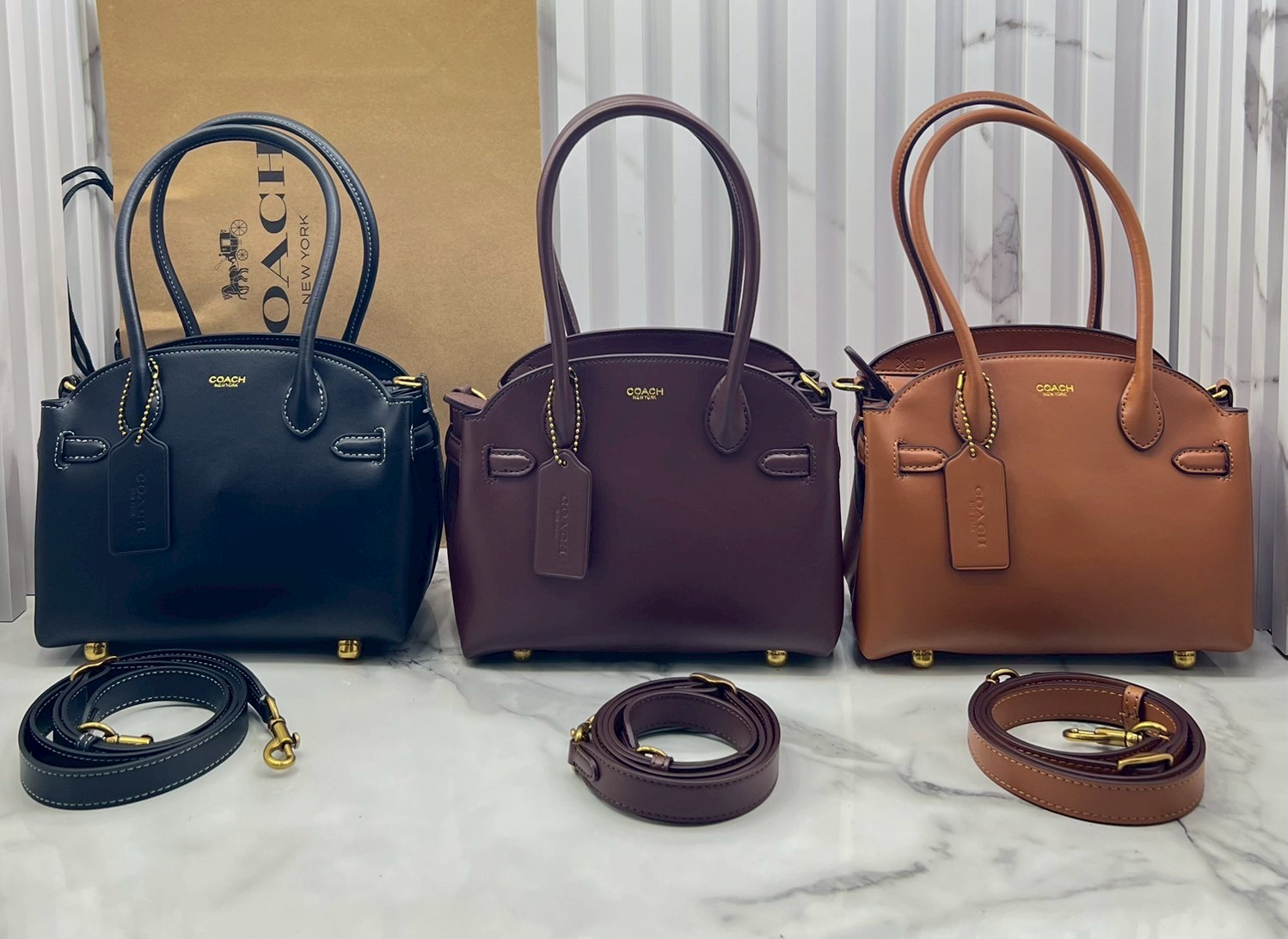 ORI หนังแท้ | Coach Soft Empire Carryall Bag 28 กระเป๋าสะพายทรงโฮโบ รุ่นใหม่ล่าสุด ดีไซน์เรียบง่าย สะพายไปคาเฟ่ ไปเที่ยวถ่ายรูปสวยๆ คือเหมาะสุดๆ หูสะพายยาว พอดีไหล่ ภายในแบ่งสัดส่วนไว้ดี ใบจริงหนังสวยมากๆ