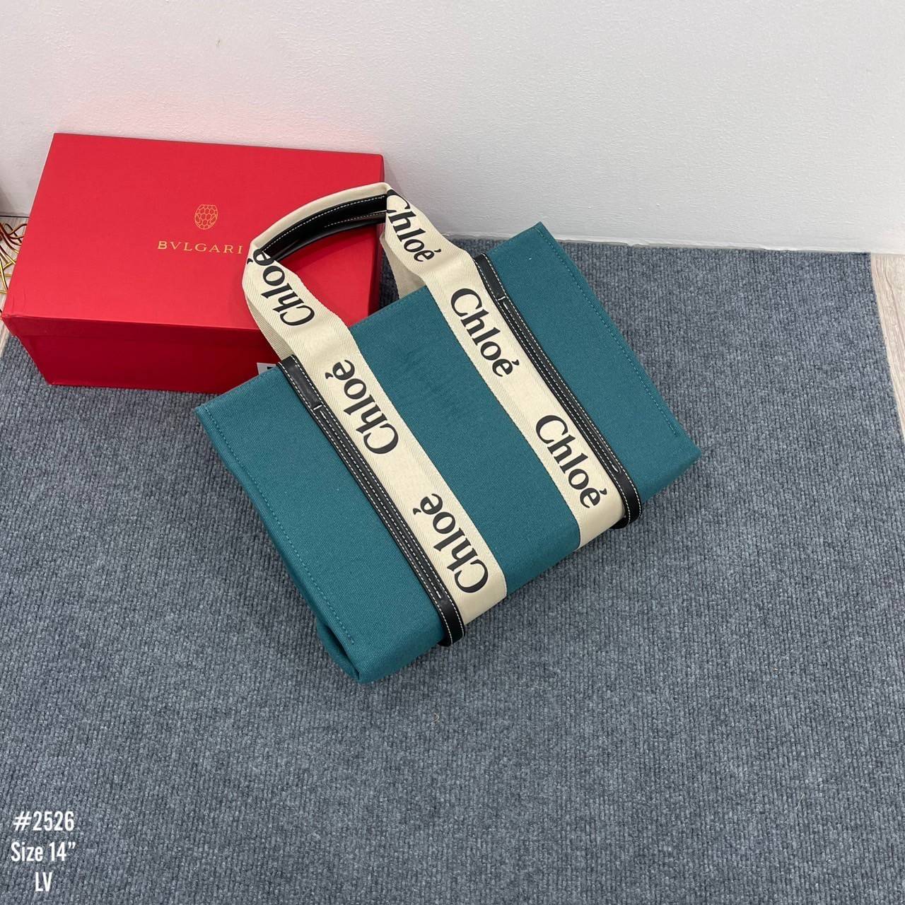 CHLOE Woody tote bag [small size] กระเป๋าทรงโท้ท จุของได้เยอะมาก แบรนด์ดังจากสัญชาติฝรั่งเศส เป็นที่ชื่นชอบของเซเลบริตี โคลเอ้รุ่นนี้เป็นสไตล์วินเทจ เรียบหรูและดูดี