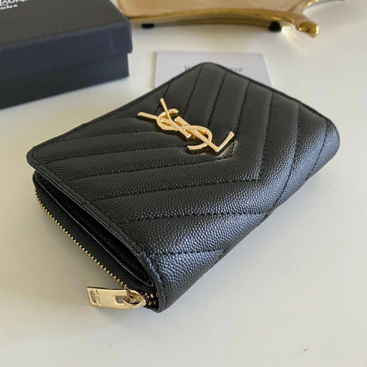 VIP GIFT 】หนังแท้ YSL Saint Laurent monogram compact zip short wallet มาแล้วจร้า ถามหากันเยอะมากๆ กระเป๋าสตางค์ใบสั้นที่ใส่แบงค์ ใส่บัตร ใส่เหรียญได้เยอะสุดๆ มีสองด้านซิปและพับ ใบเดียวครบจบเลย หนังสวยมาก ละเอียดสุดๆ